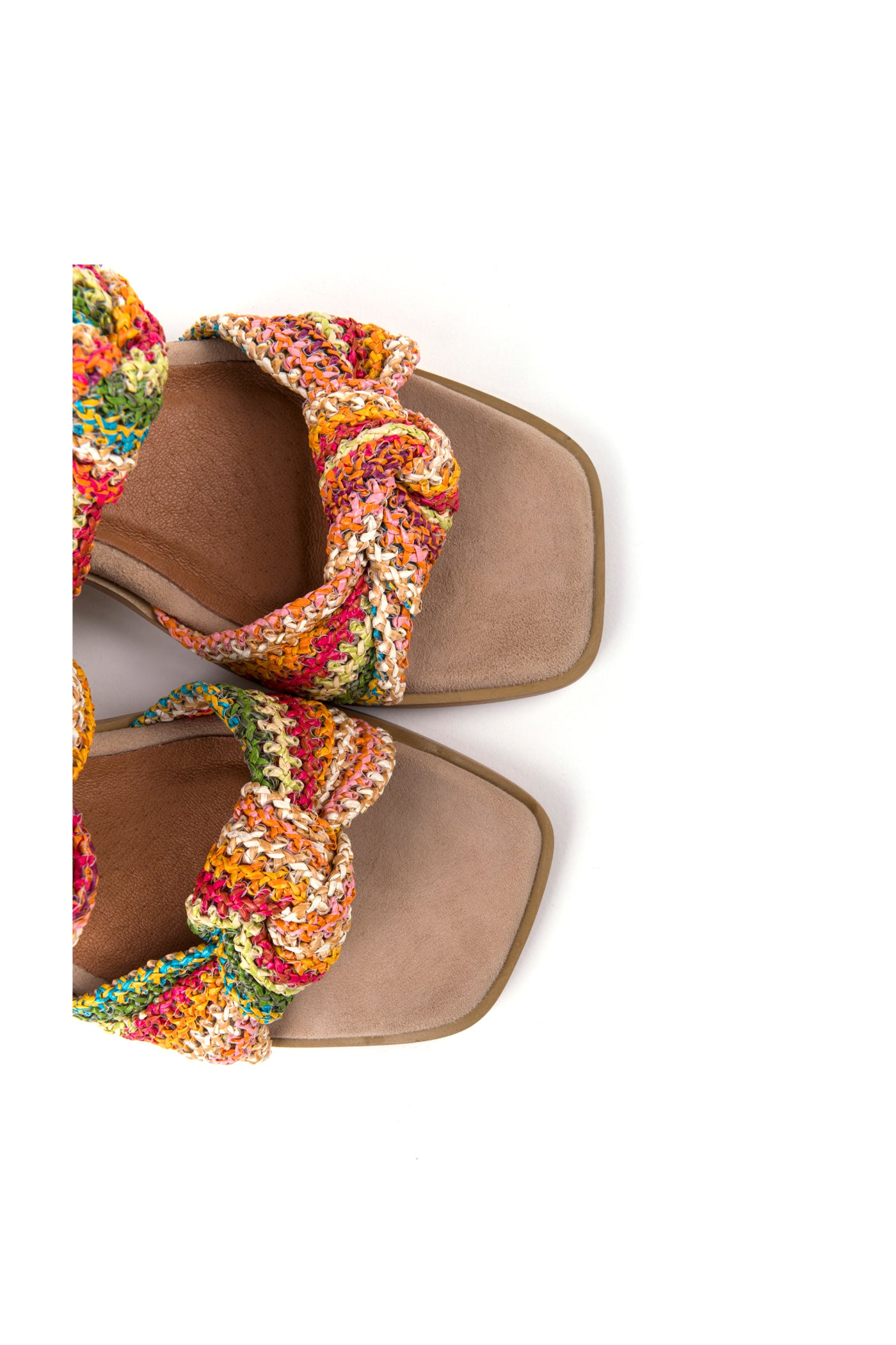 Sandálias de salto alto em ráfia multicor