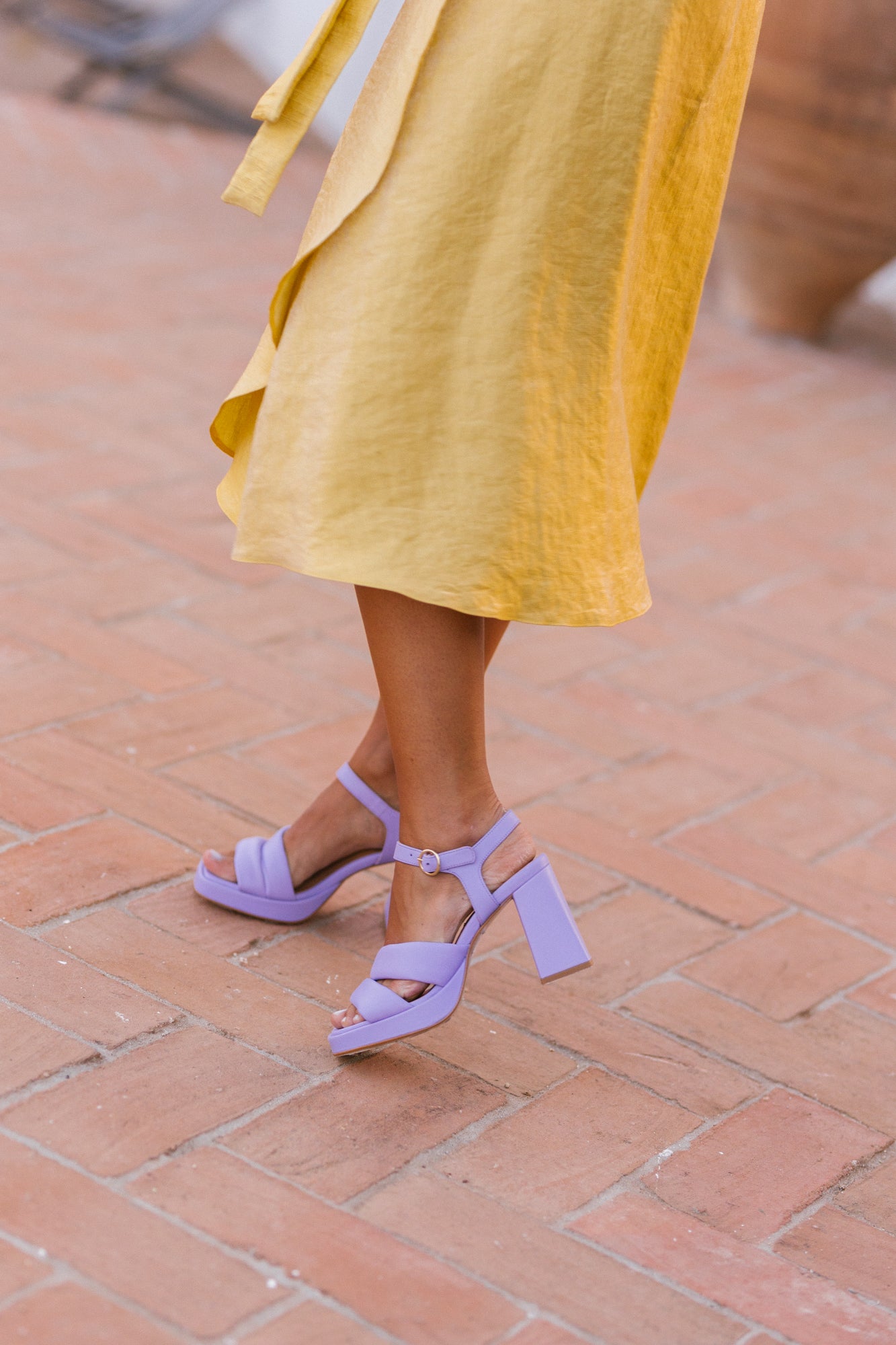 Sandálias de mulher em pele colorida para festa