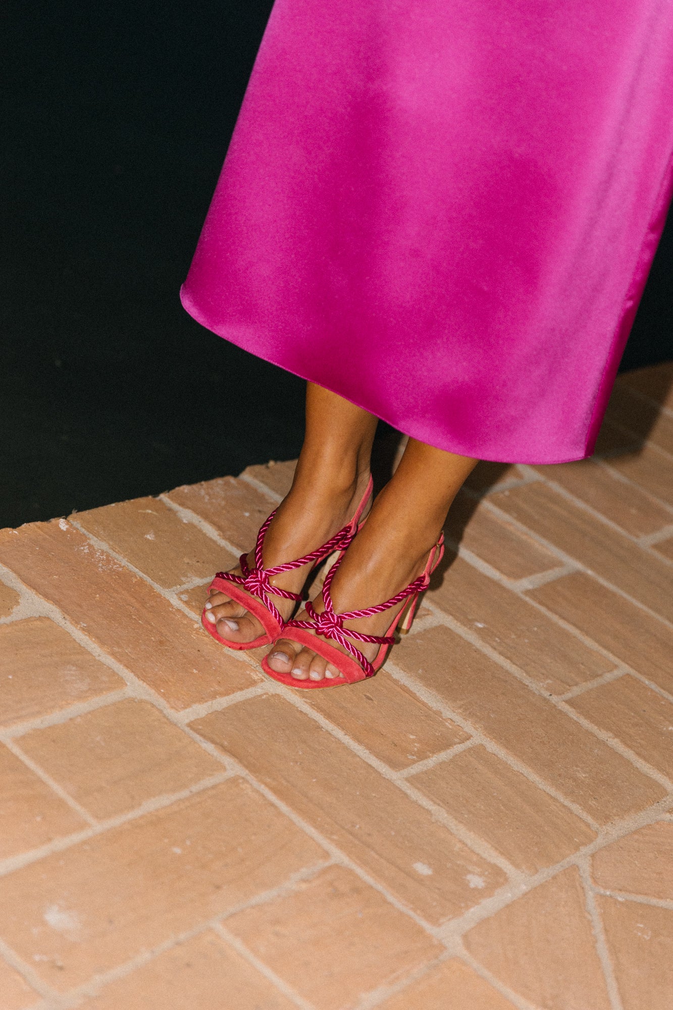 Sandálias de festa de senhora em camurça com tiras em corda.