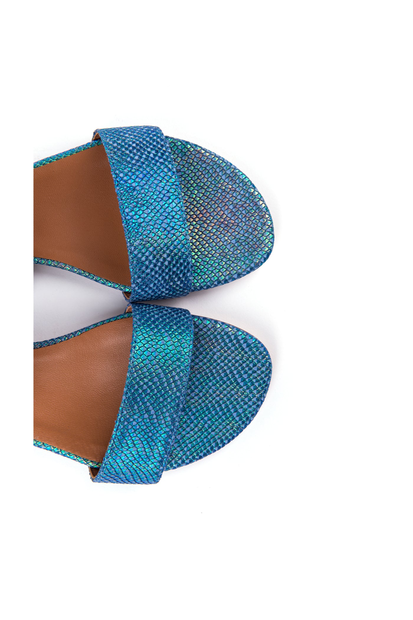 Sandálias rasas em pele gravada metalizada