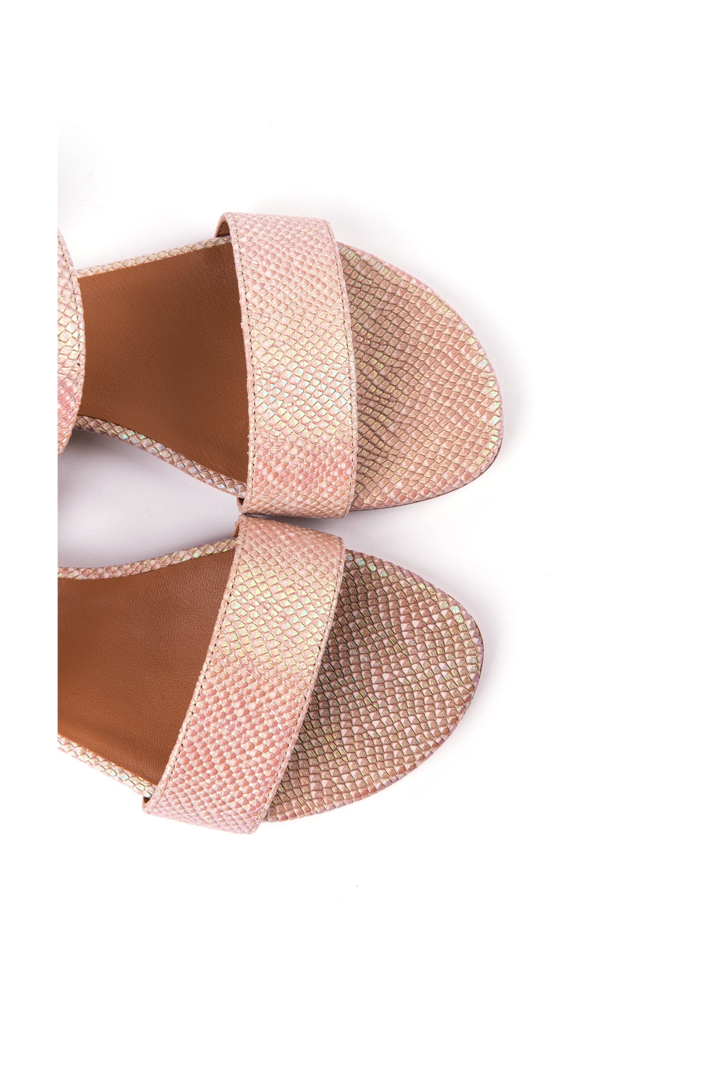 Sandálias rasas em pele gravada metalizada