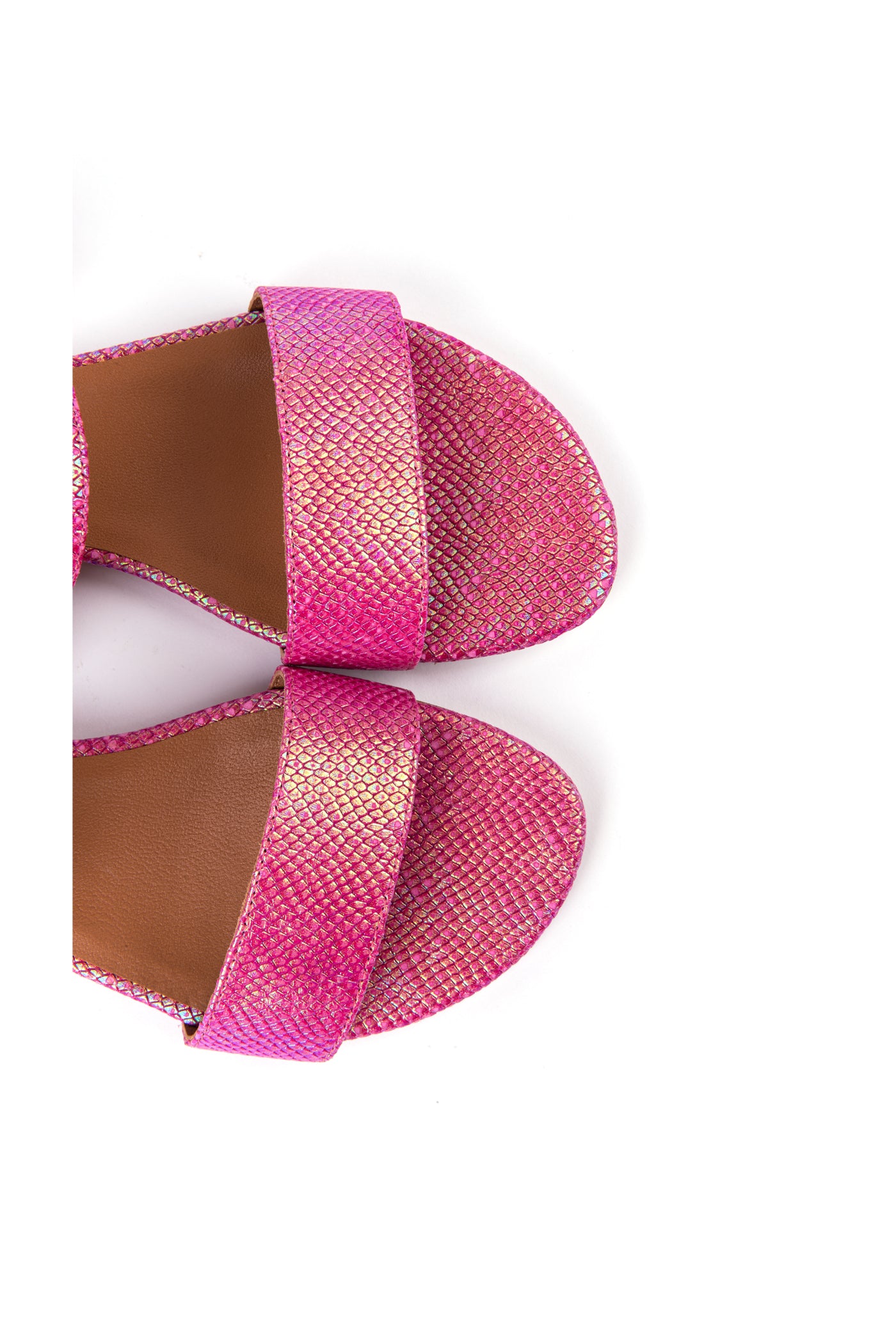 Sandálias rasas em pele gravada metalizada