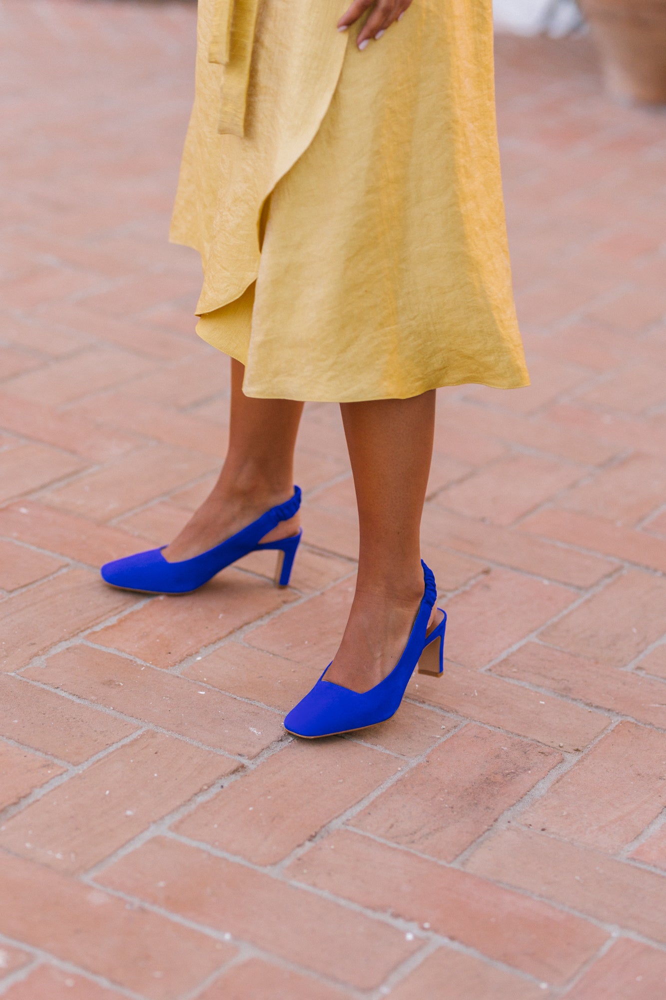 Slingbacks em camurça azulão e fushia com elástico