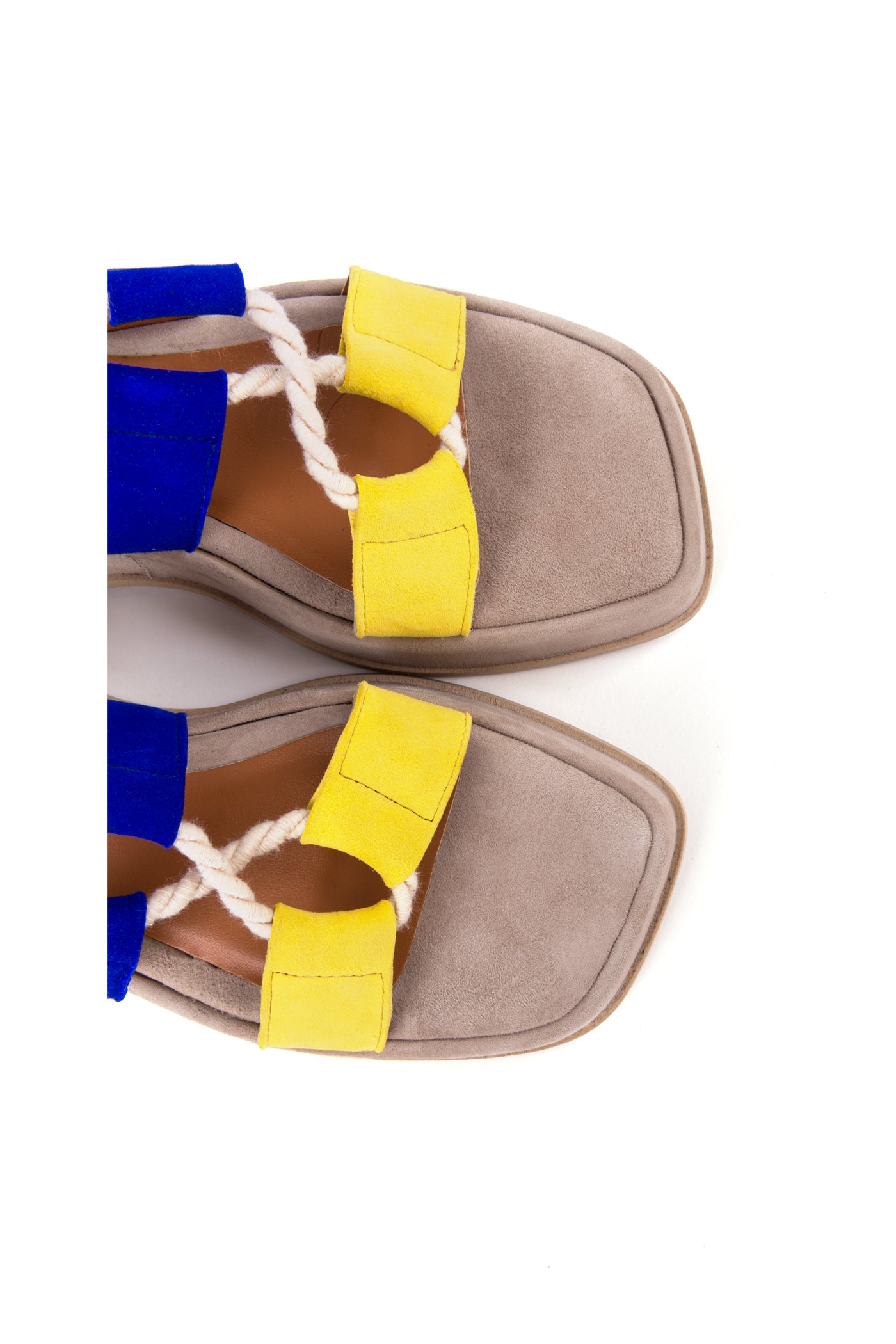 Sandálias com plataforma em camurça com detalhe de corda