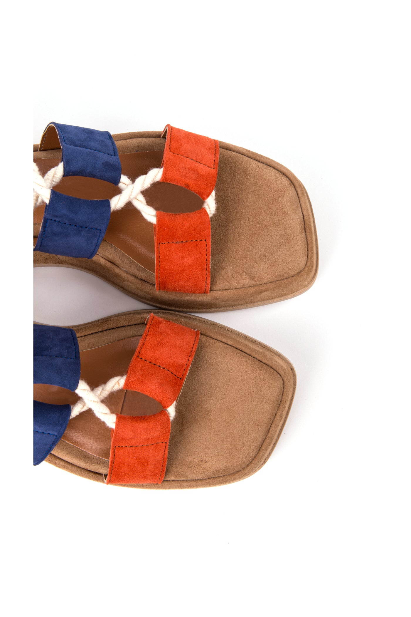 Sandálias com plataforma em camurça com detalhe de corda