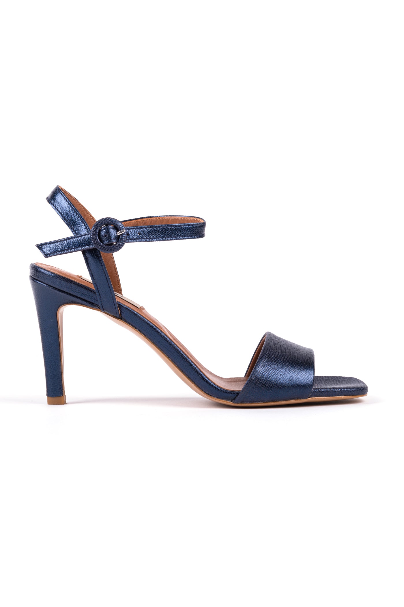 Sandálias de salto alto fino em pele metalizada