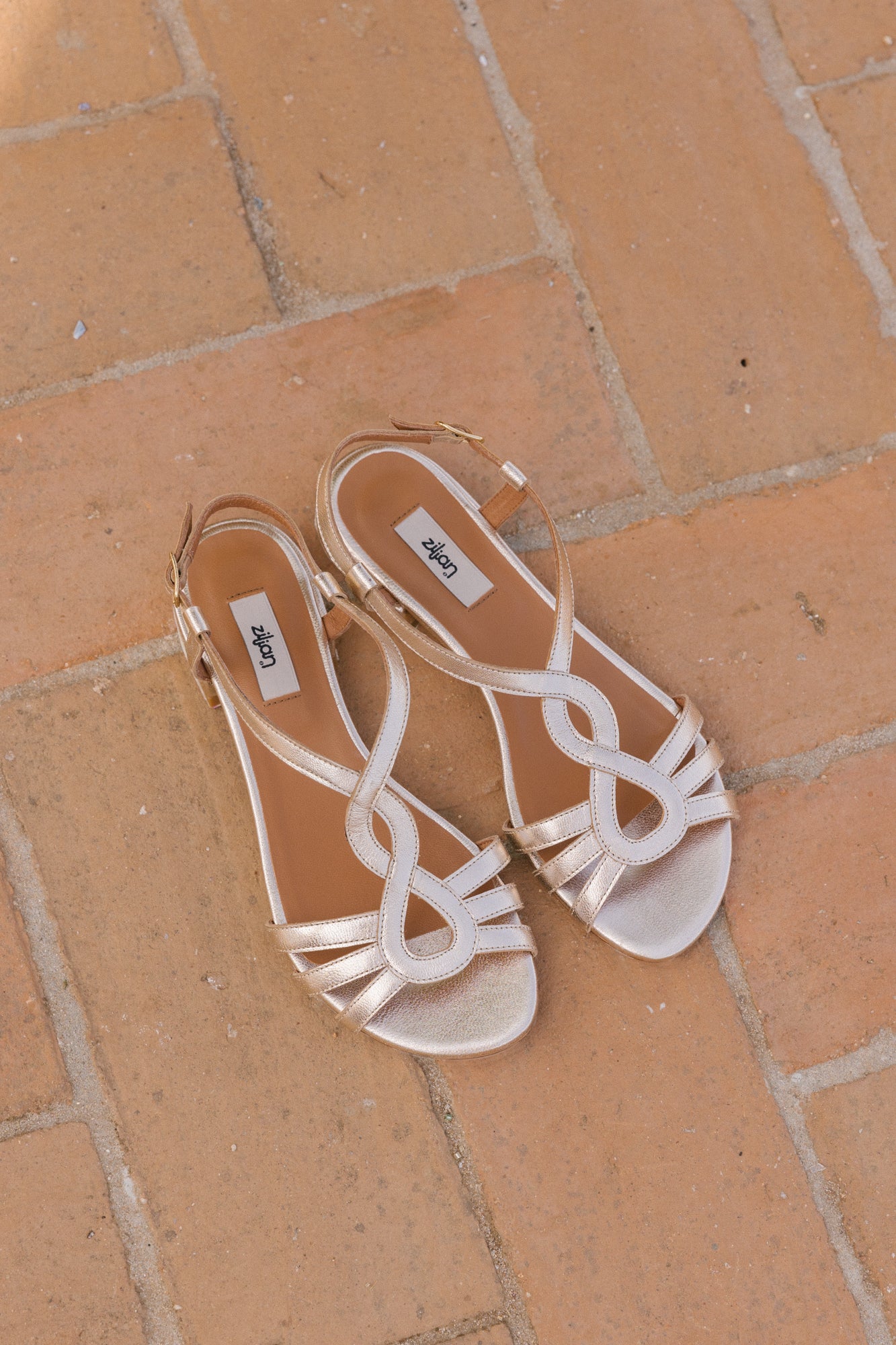Sandálias rasas metalizadas champanhe e prata