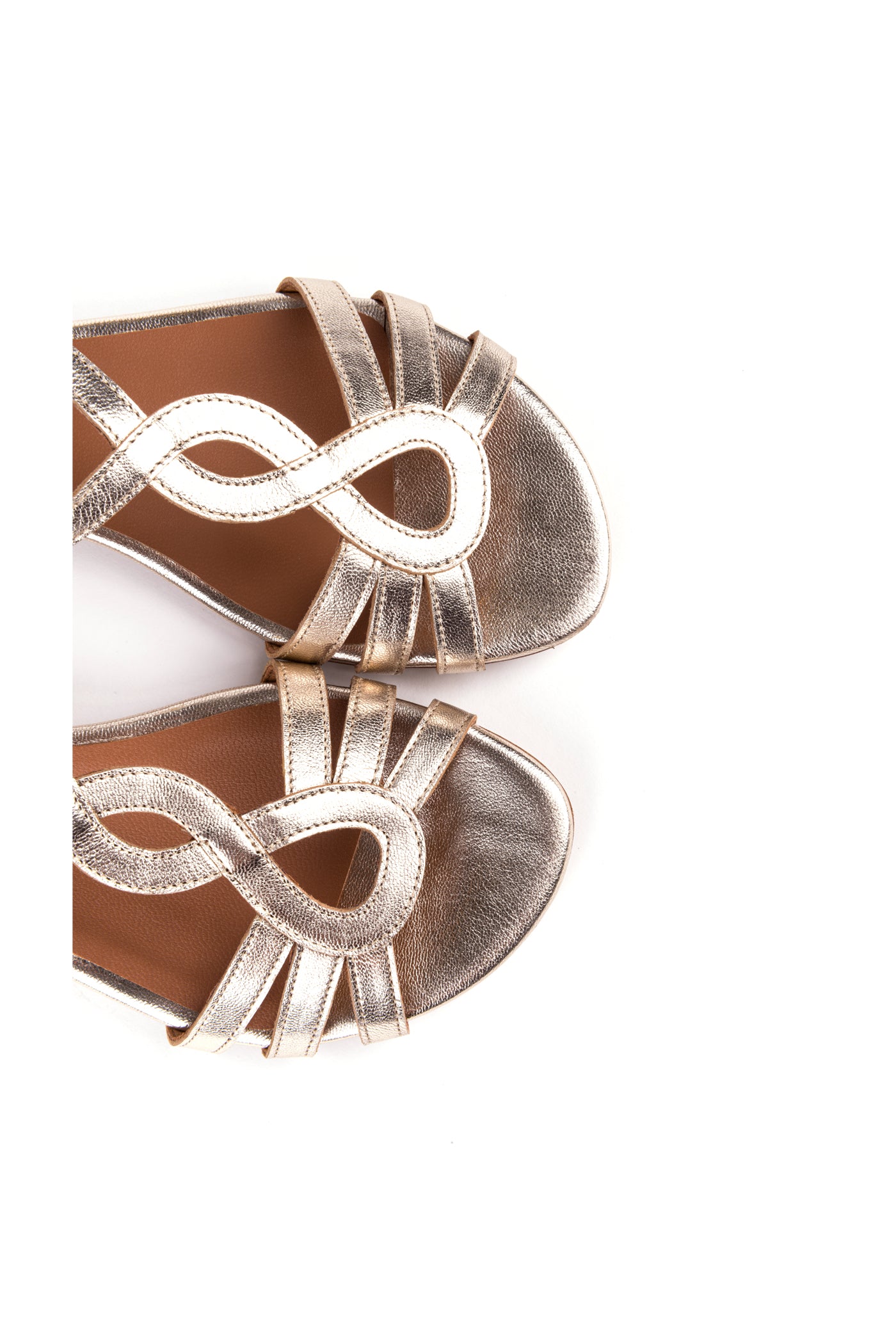 Sandálias rasas metalizadas champanhe e prata