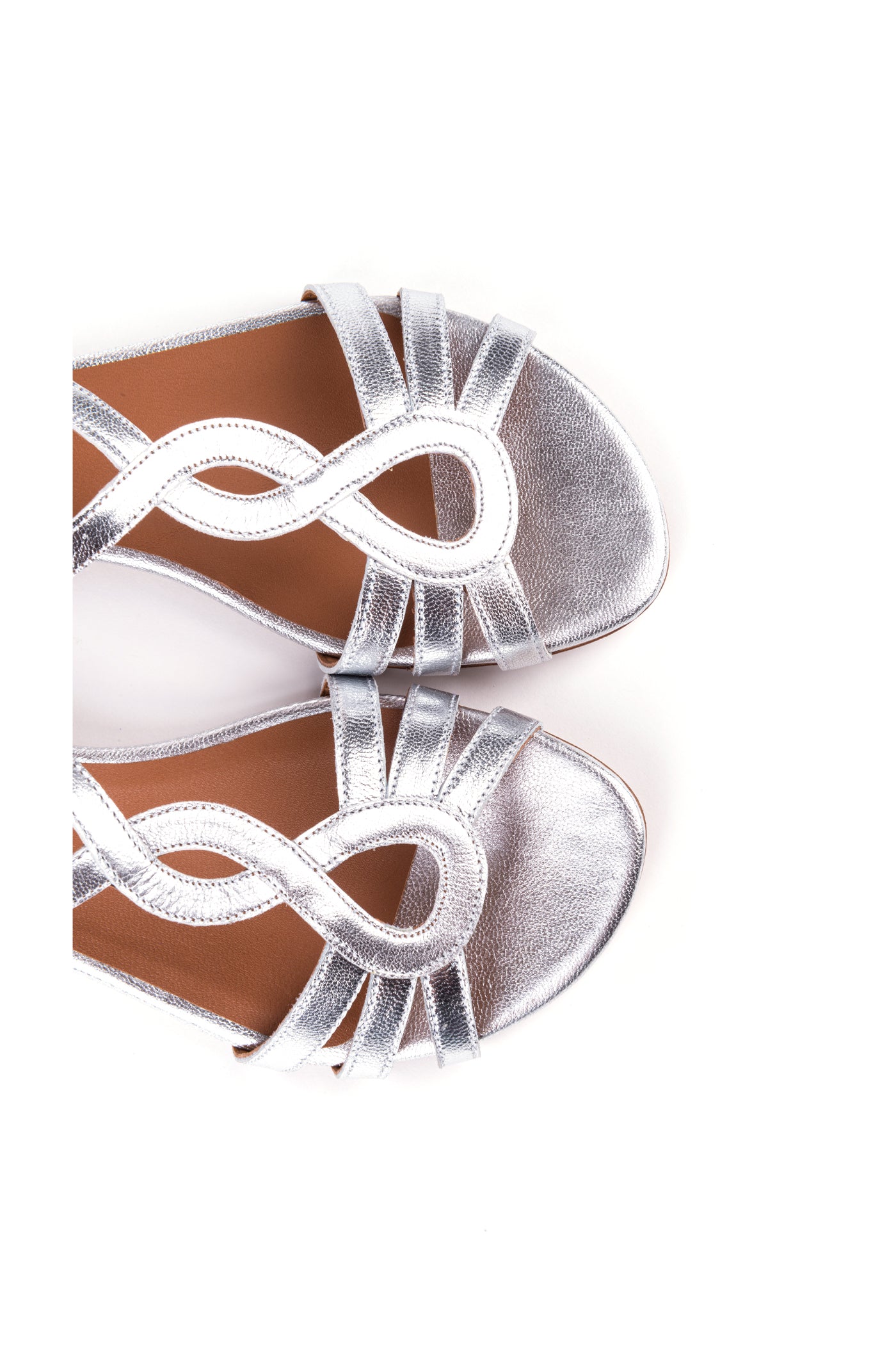 Sandálias rasas metalizadas champanhe e prata