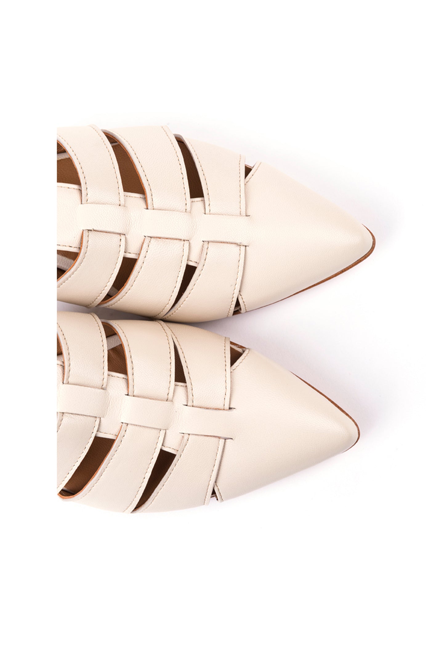 Sapatos rasos abertos em pele off-white e toupeira