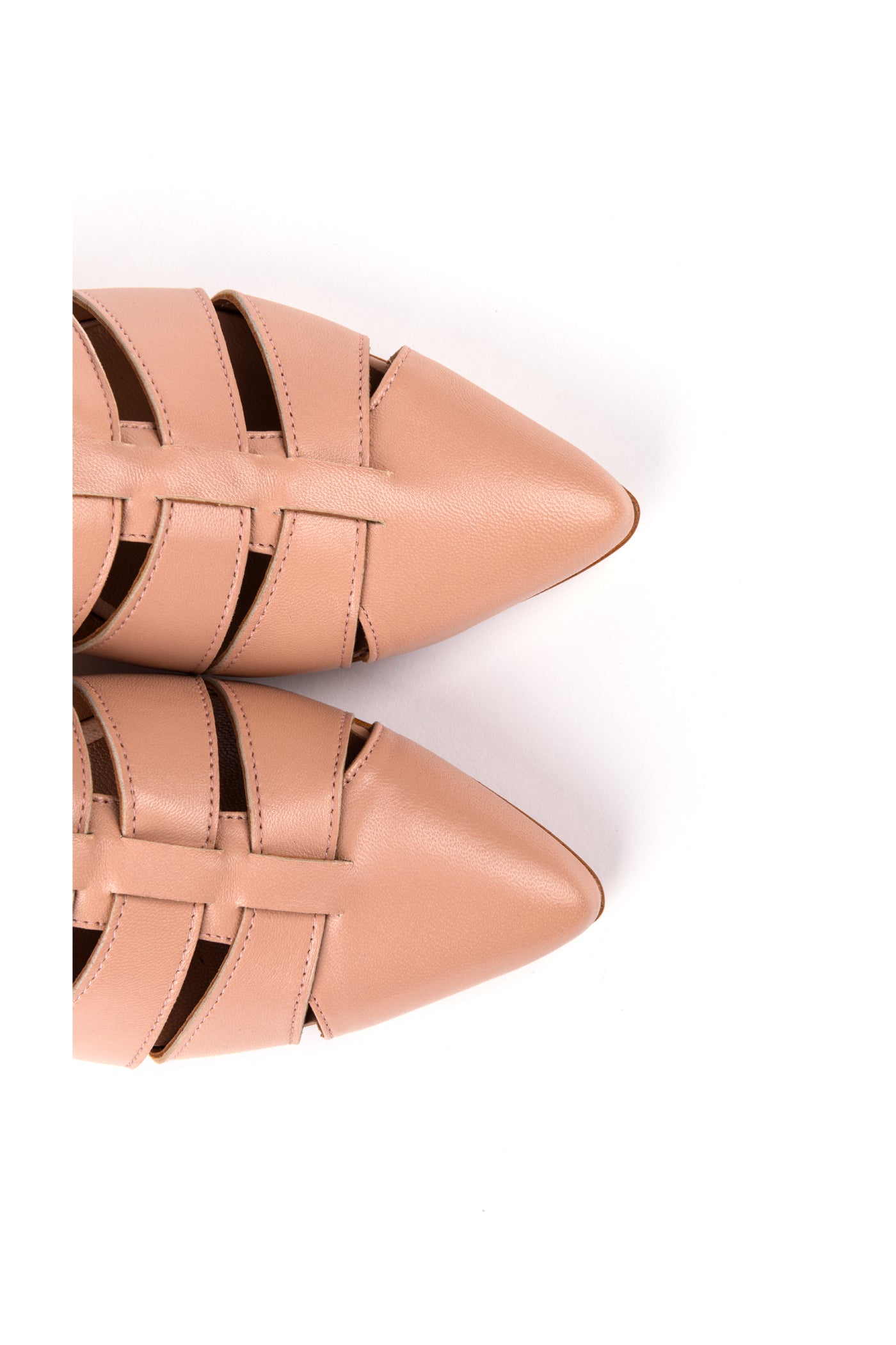 Sapatos rasos abertos em pele off-white e toupeira