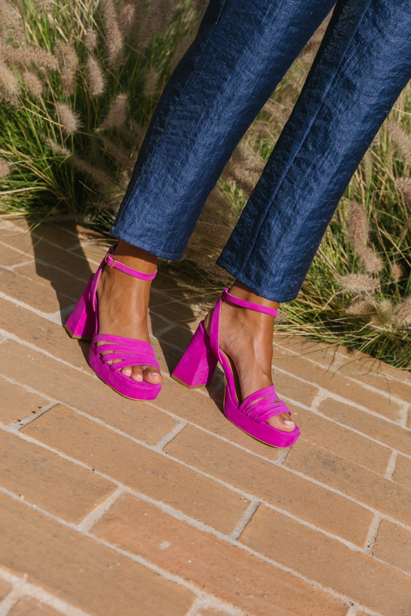 Sandálias de mulher plataforma em camurça preta, toupeira