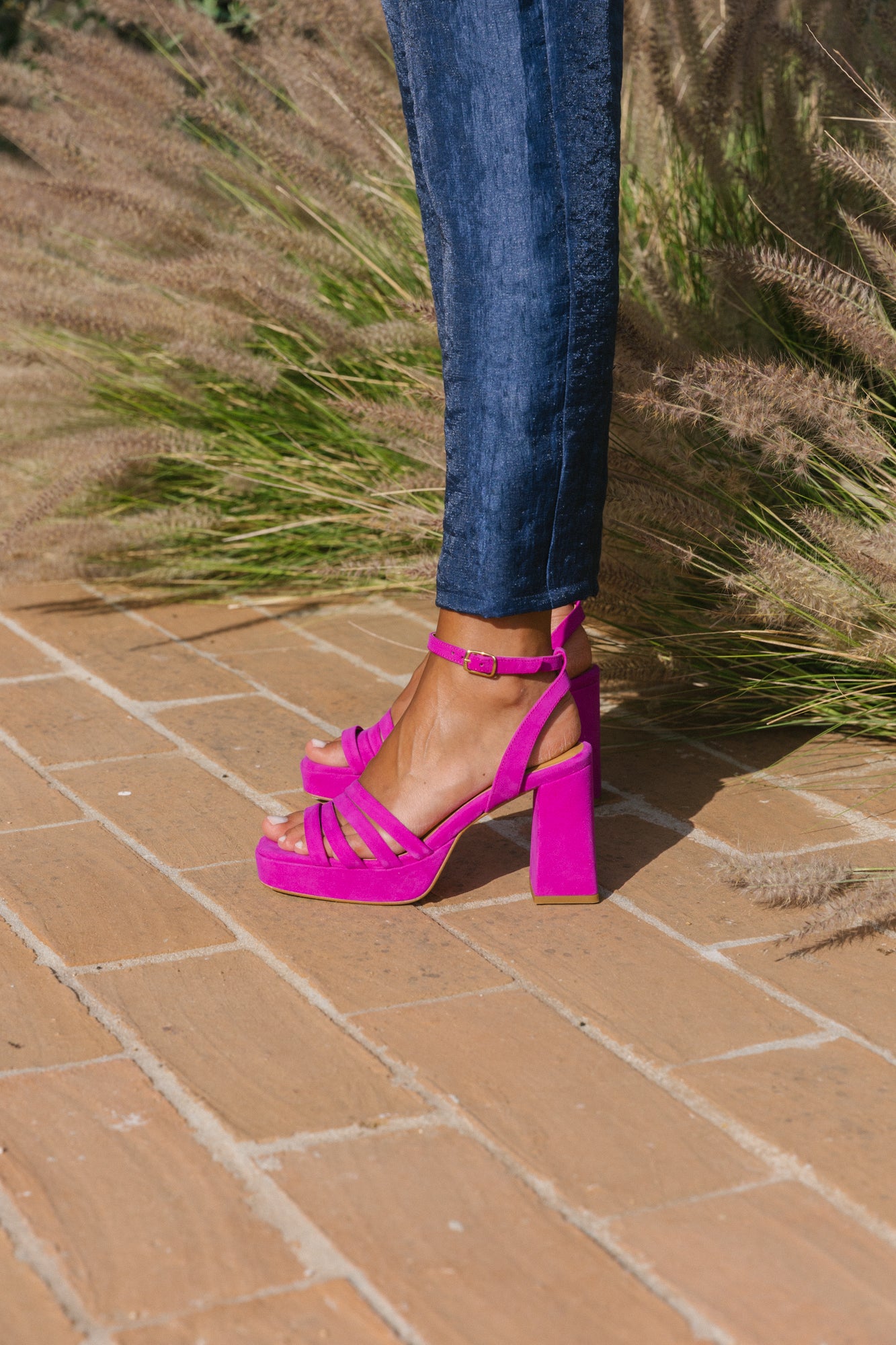 Sandálias de mulher plataforma em camurça preta, toupeira