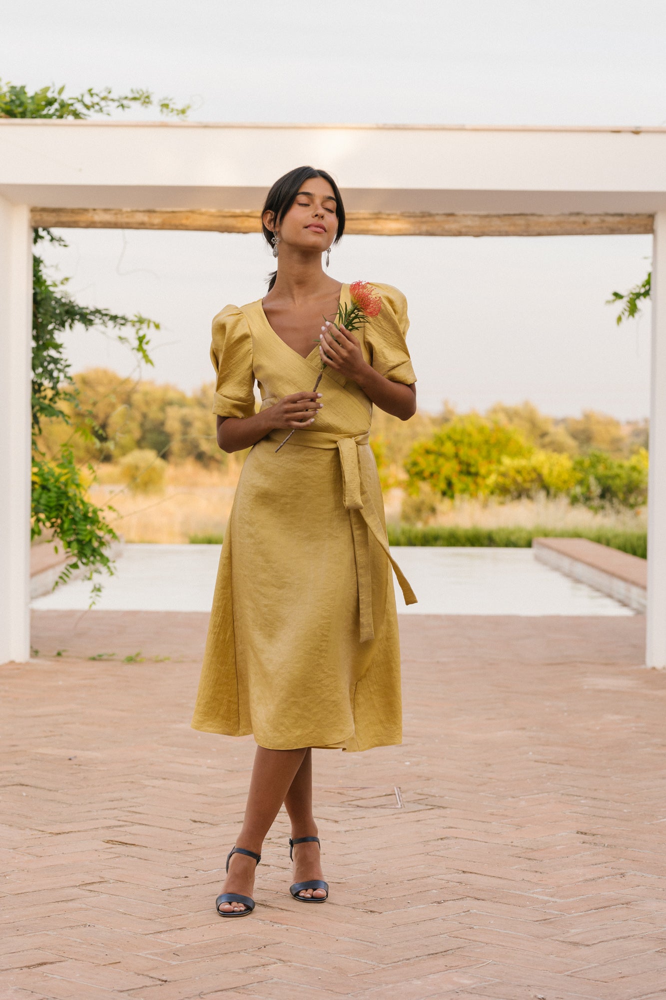 Vestido cruzado com mangas balão e decote em bico