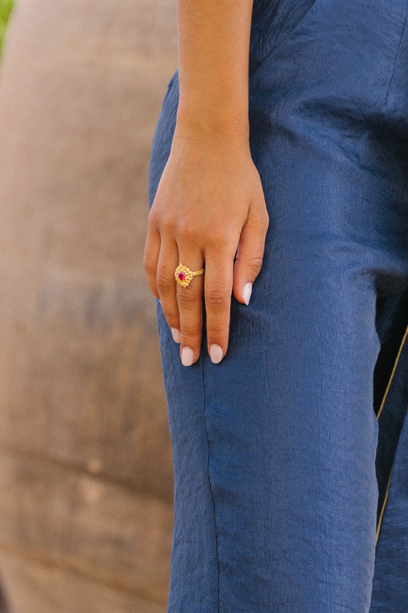 Anel Rainha Vermelho em Prata Dourada