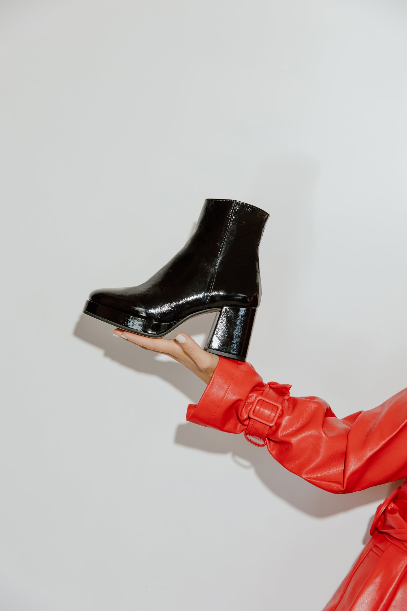 Botas compensadas em verniz