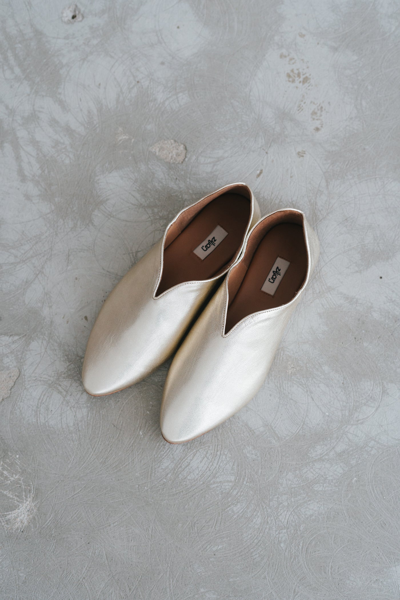 Babuchas em pele metalizada champanhe, bf25