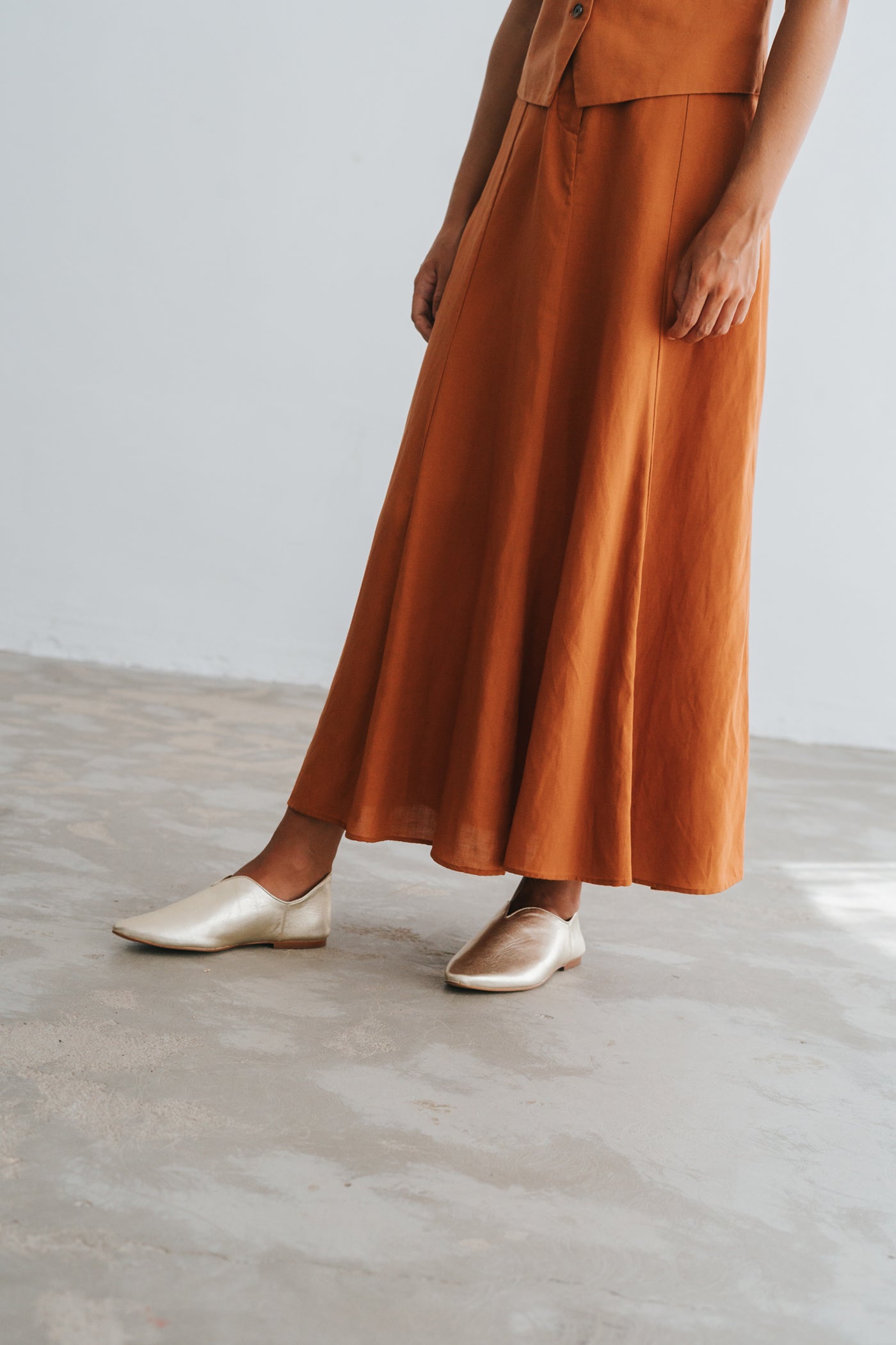 Babuchas em pele metalizada champanhe, bf25