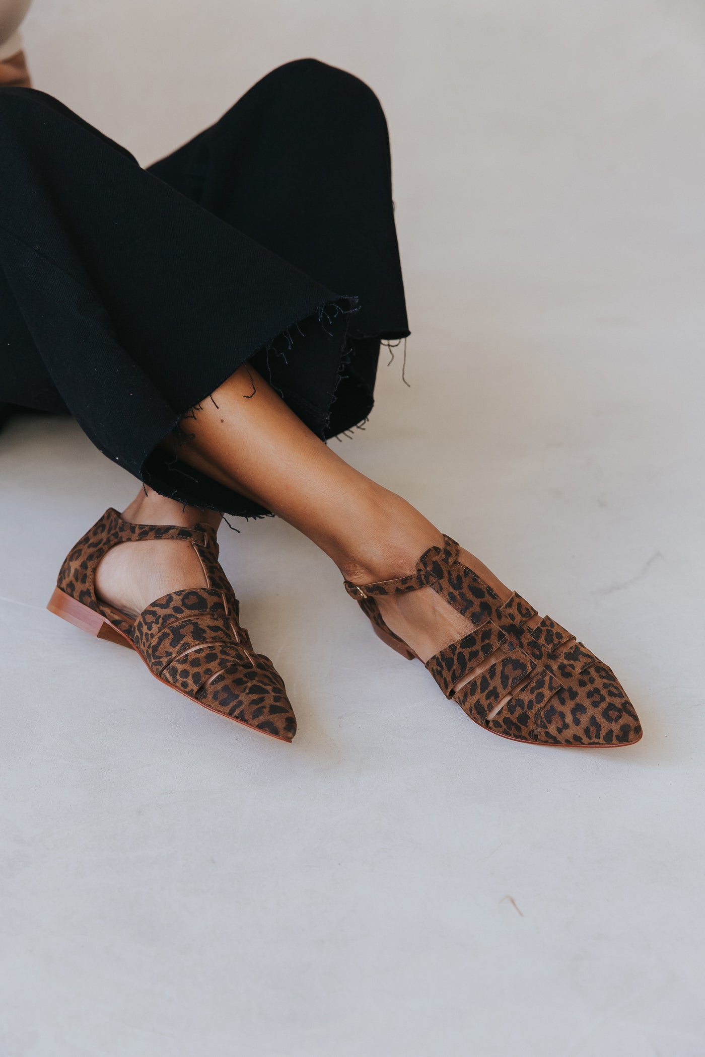 Sapatos rasos com recortes em croute leopardo