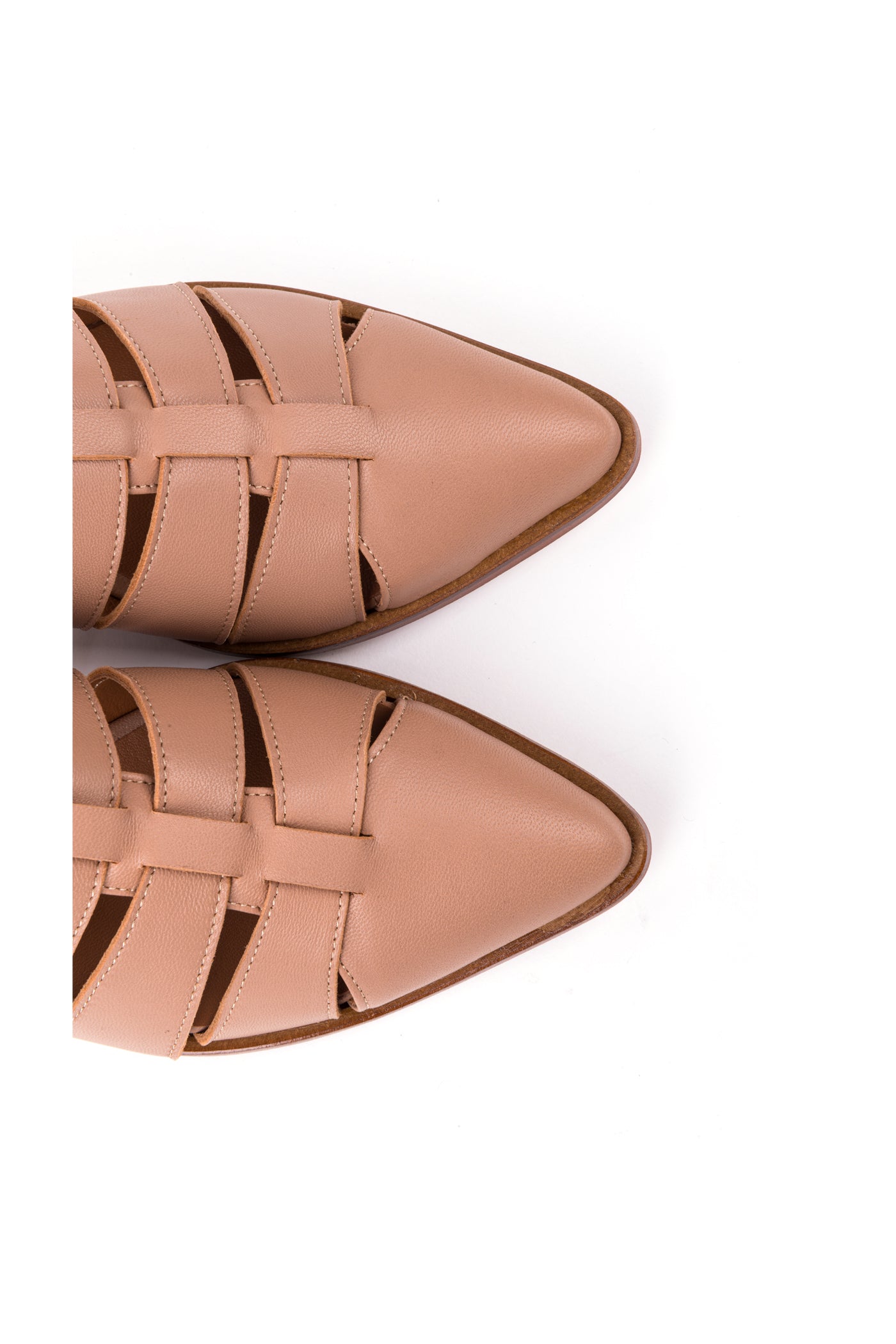 Sapatos rasos abertos em pele camel