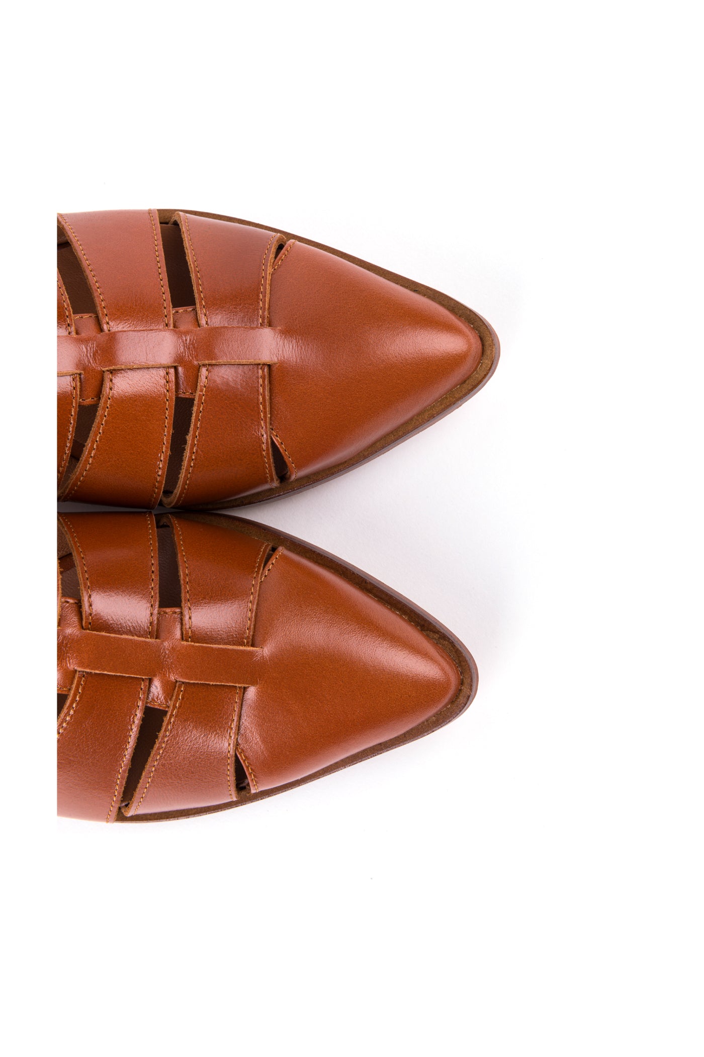 Sapatos rasos abertos em pele camel