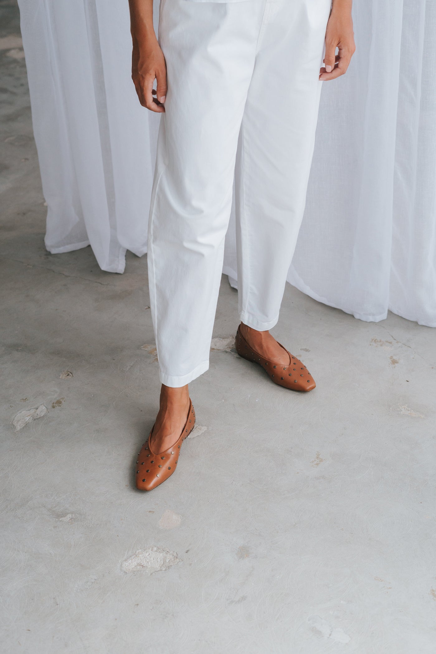 Sabrinas em pele com tachas