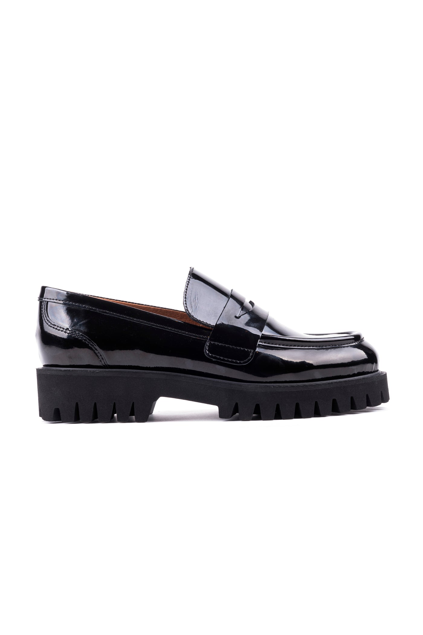 Loafers rasos em verniz com sola tratorada