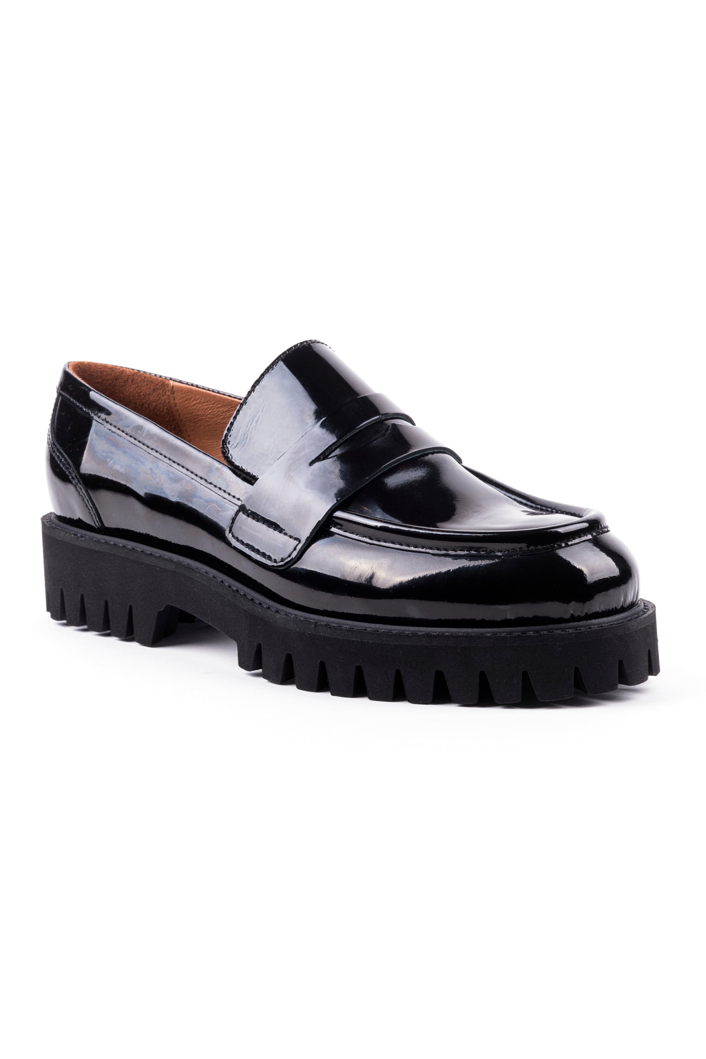 Loafers rasos em verniz com sola tratorada