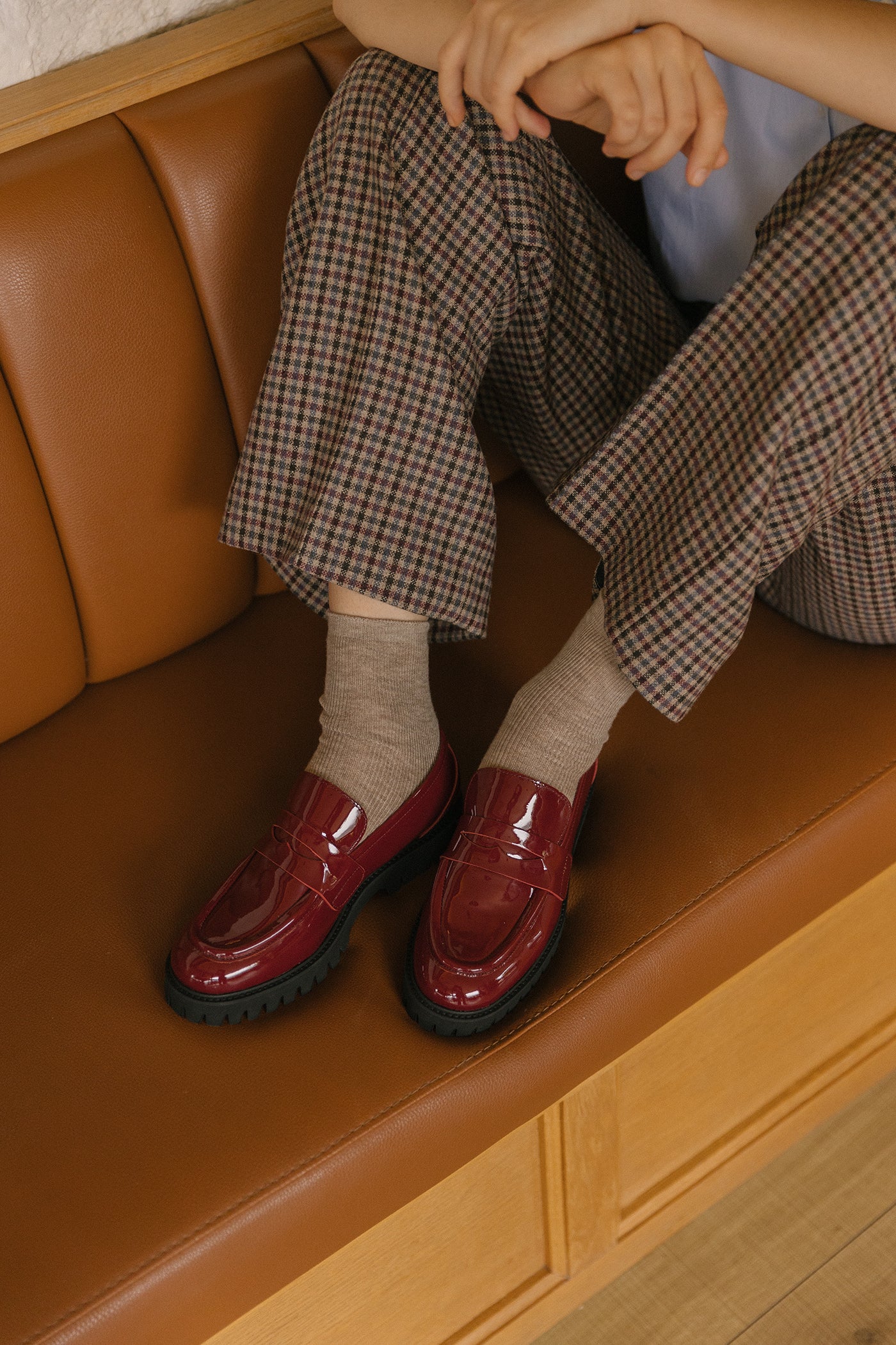 Loafers rasos em verniz com sola tratorada