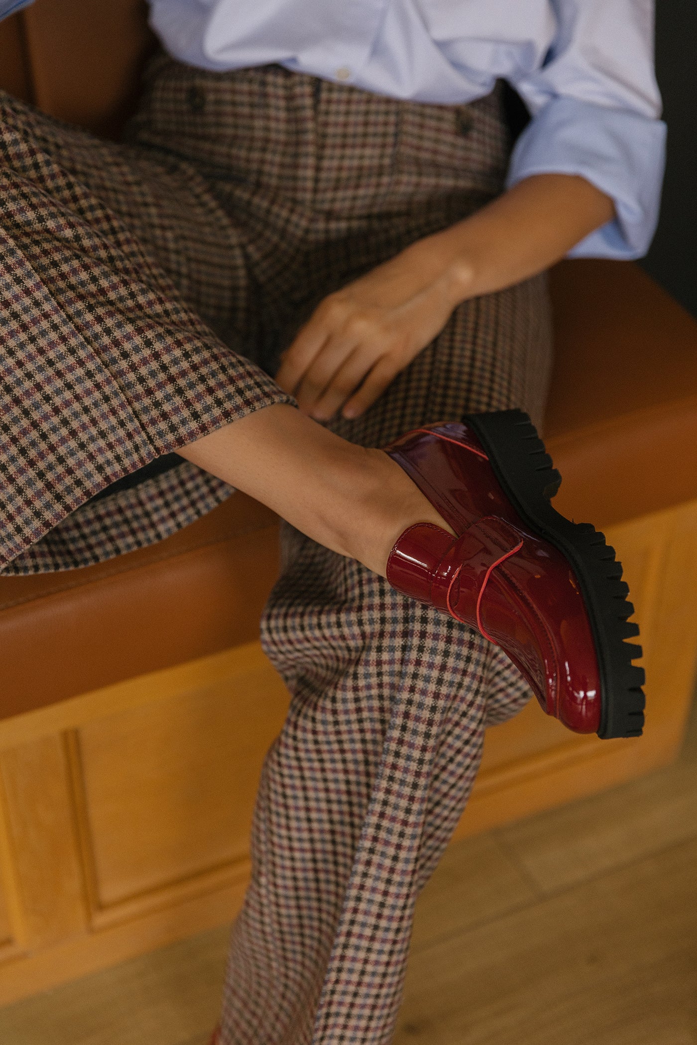 Loafers rasos em verniz com sola tratorada