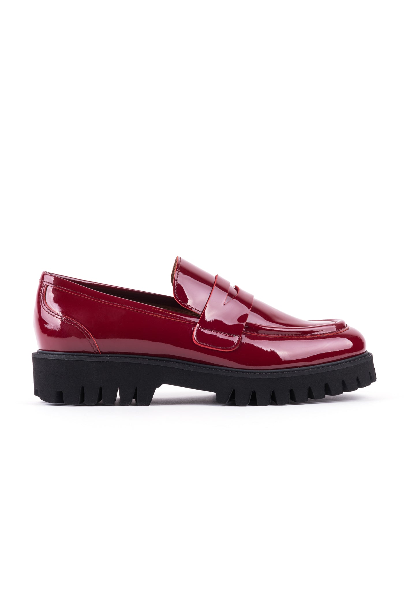 Loafers rasos em verniz com sola tratorada