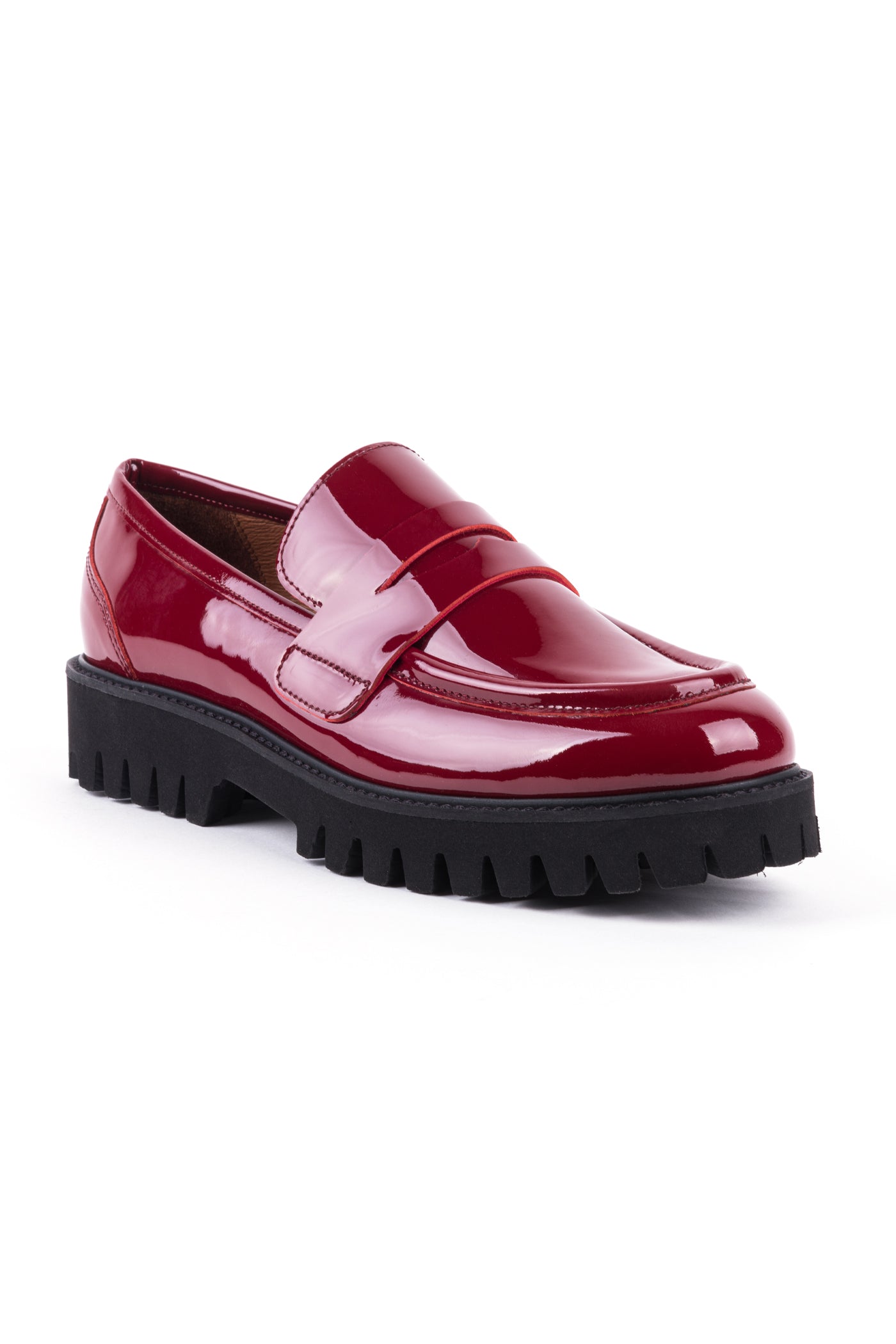 Loafers rasos em verniz com sola tratorada