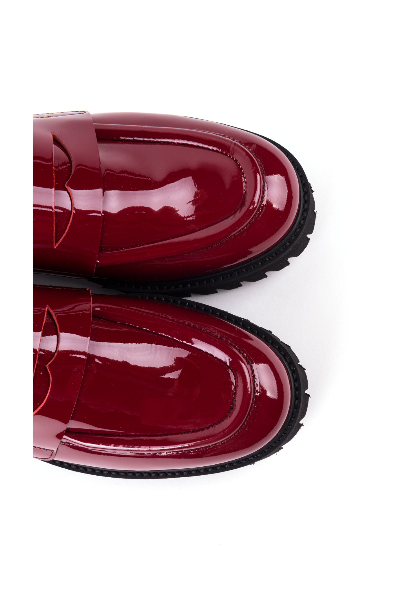 Loafers rasos em verniz com sola tratorada
