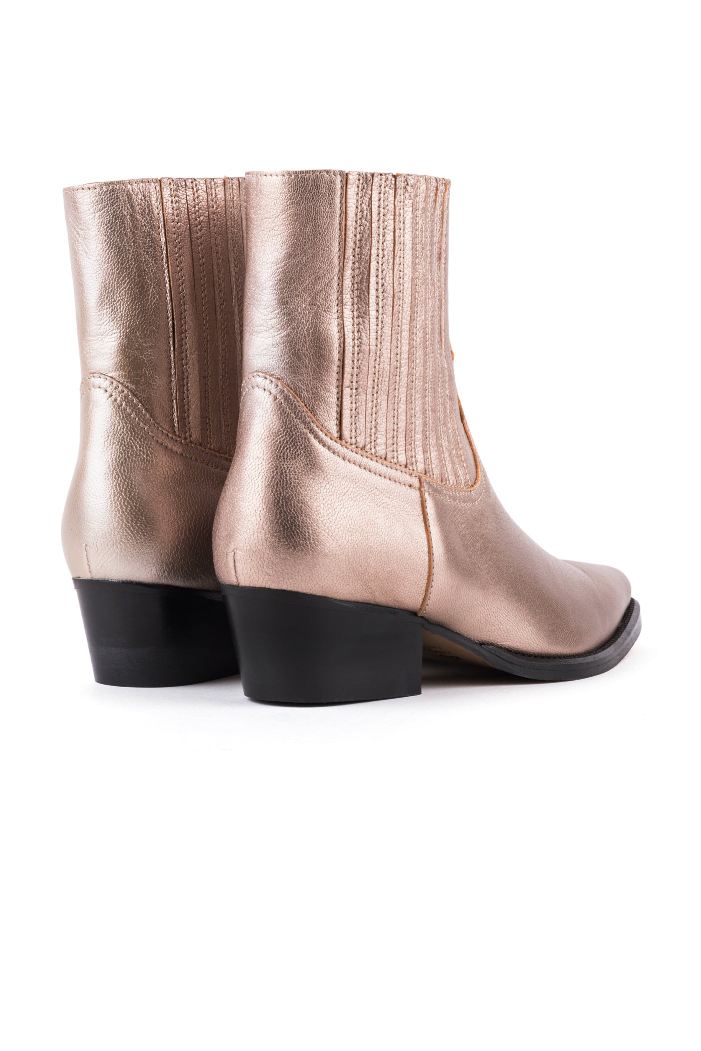 Botas texanas em pele metalizada prata de salto médio.