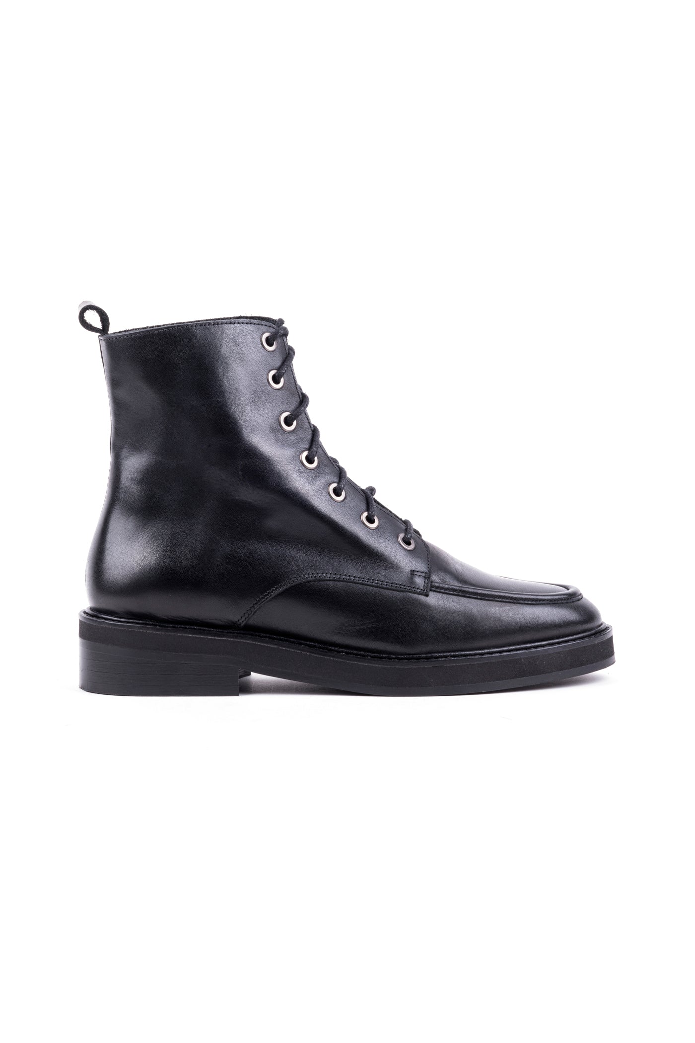 Botas rasos em pele com atacadores