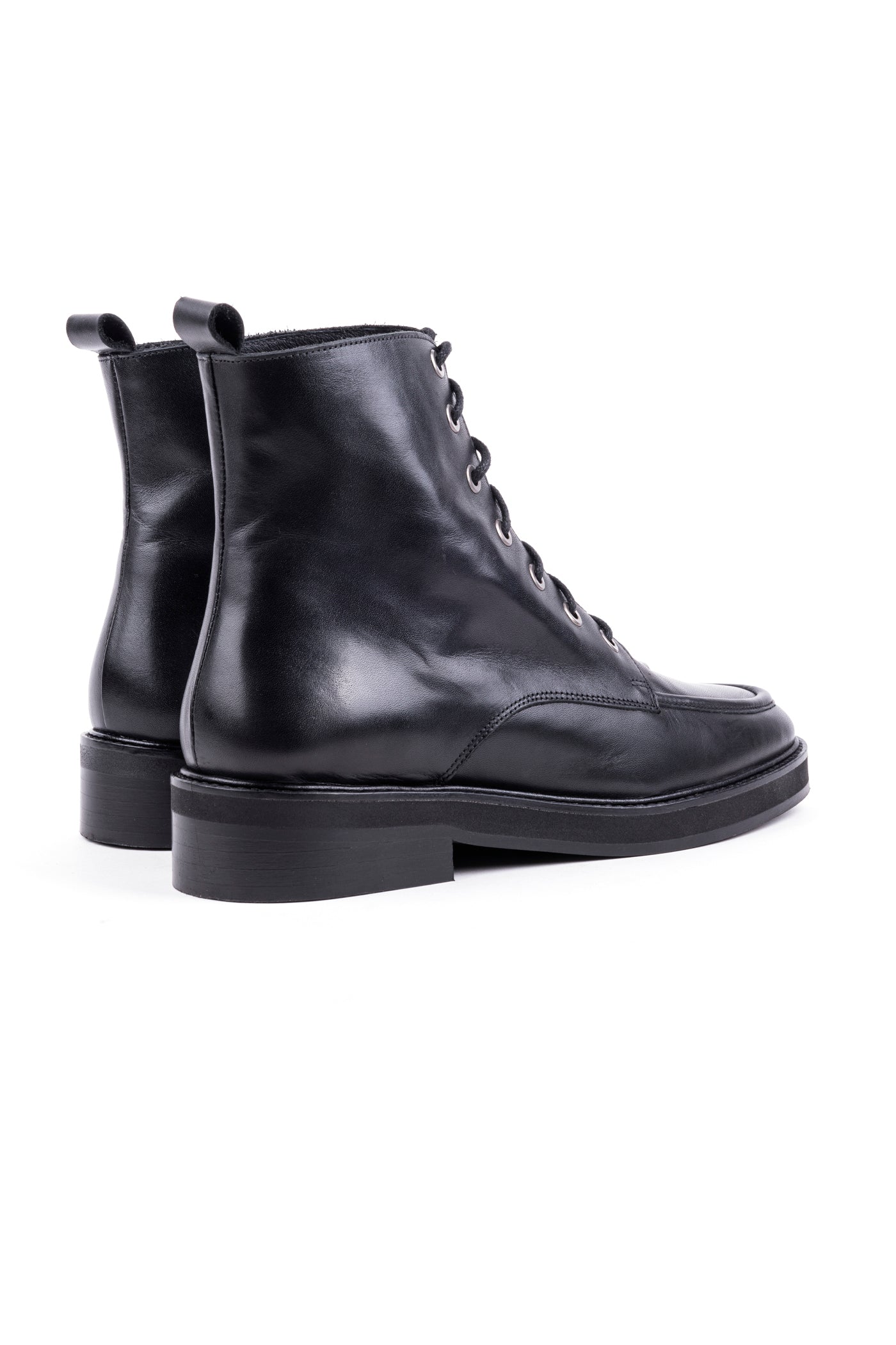 Botas rasos em pele com atacadores