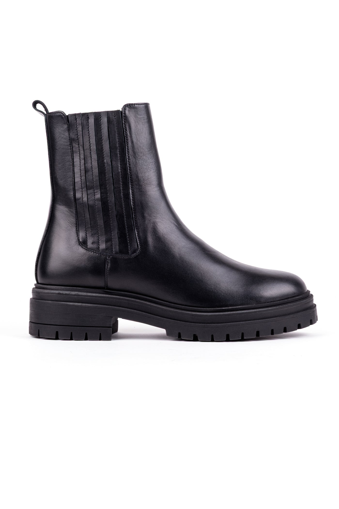 Botas chelsea com sola tratorada em pele