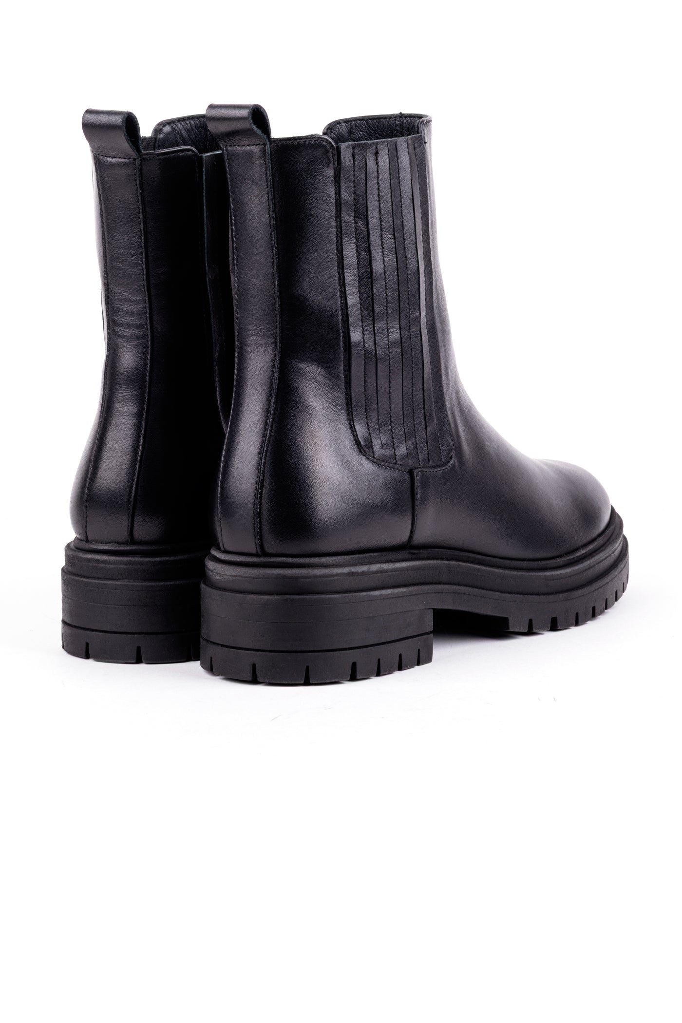 Botas chelsea com sola tratorada em pele