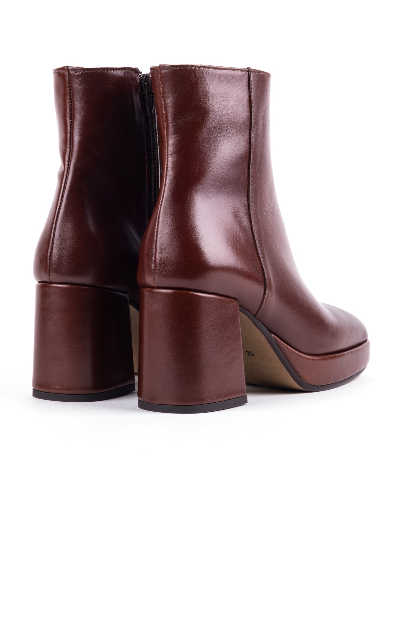 Botas de senhora em pele com salto alto camel