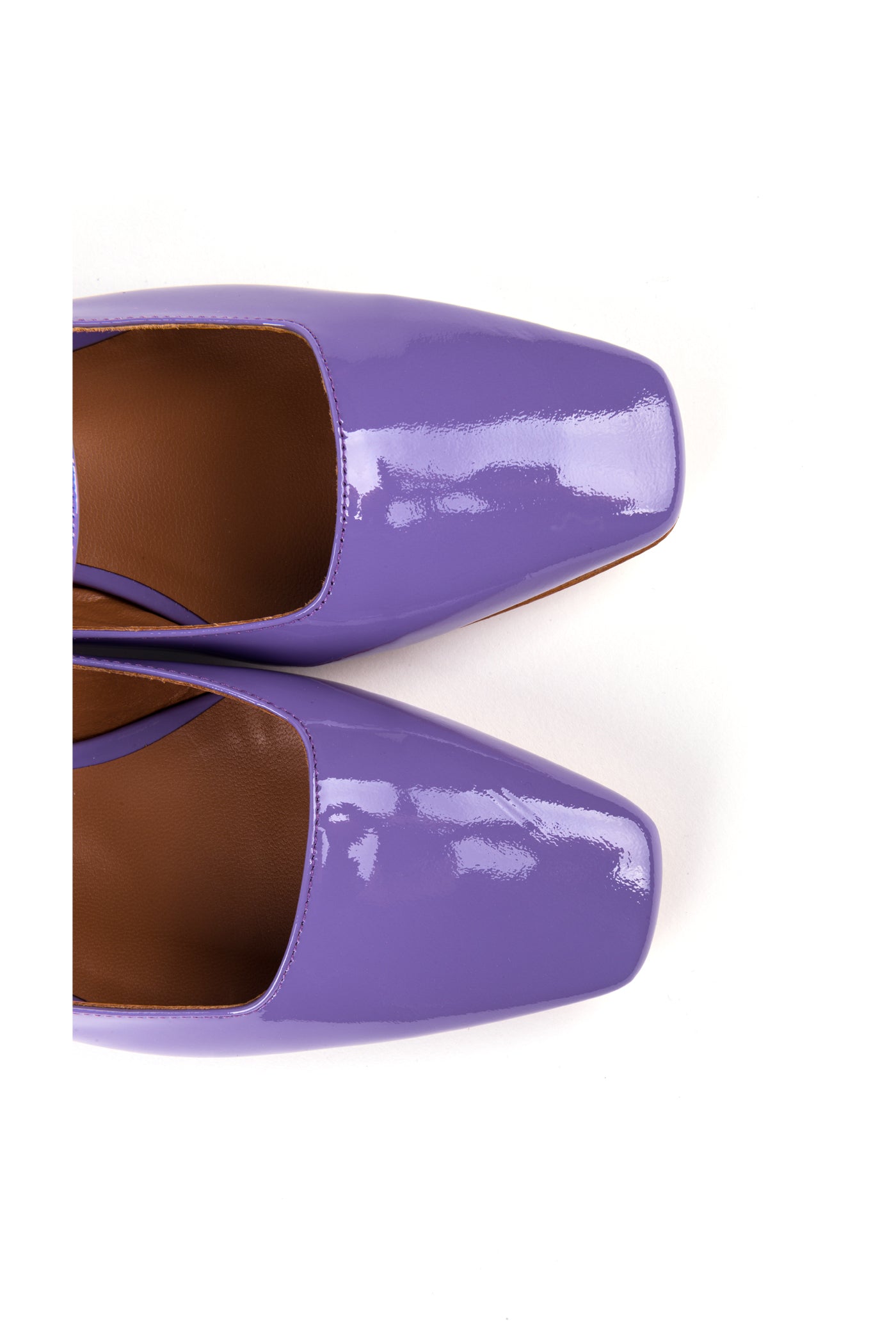 Flat slingbacks in patent leather Mary Jane style