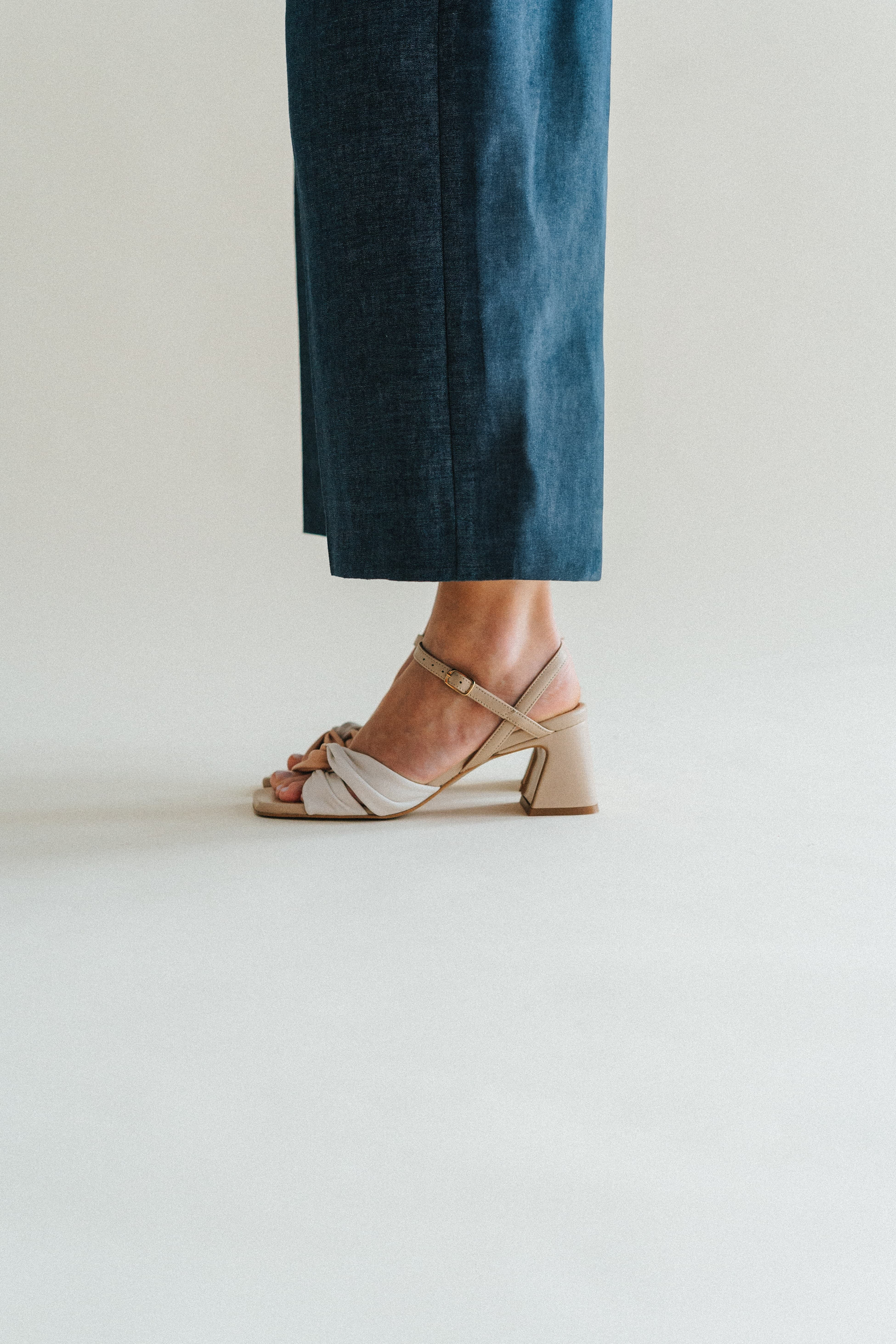 Sandálias com gáspea entrelaçada bicolor em pele