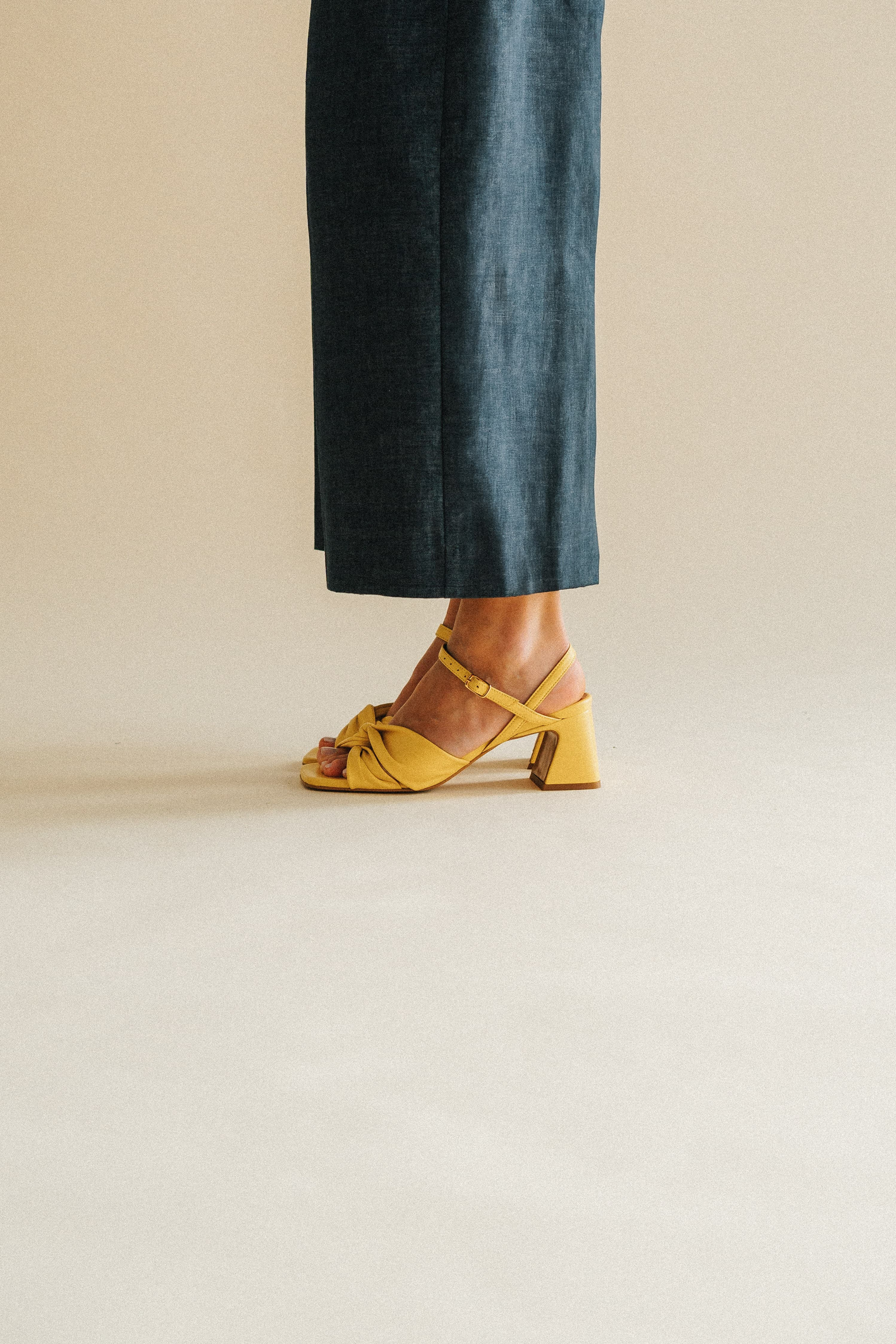 Sandálias com gáspea entrelaçada bicolor em pele