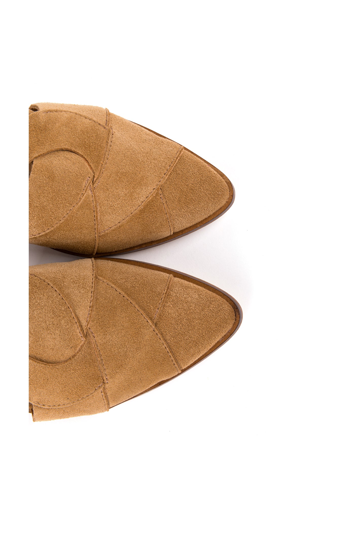 Sapatos rasos com detalhe entrançado em camurça