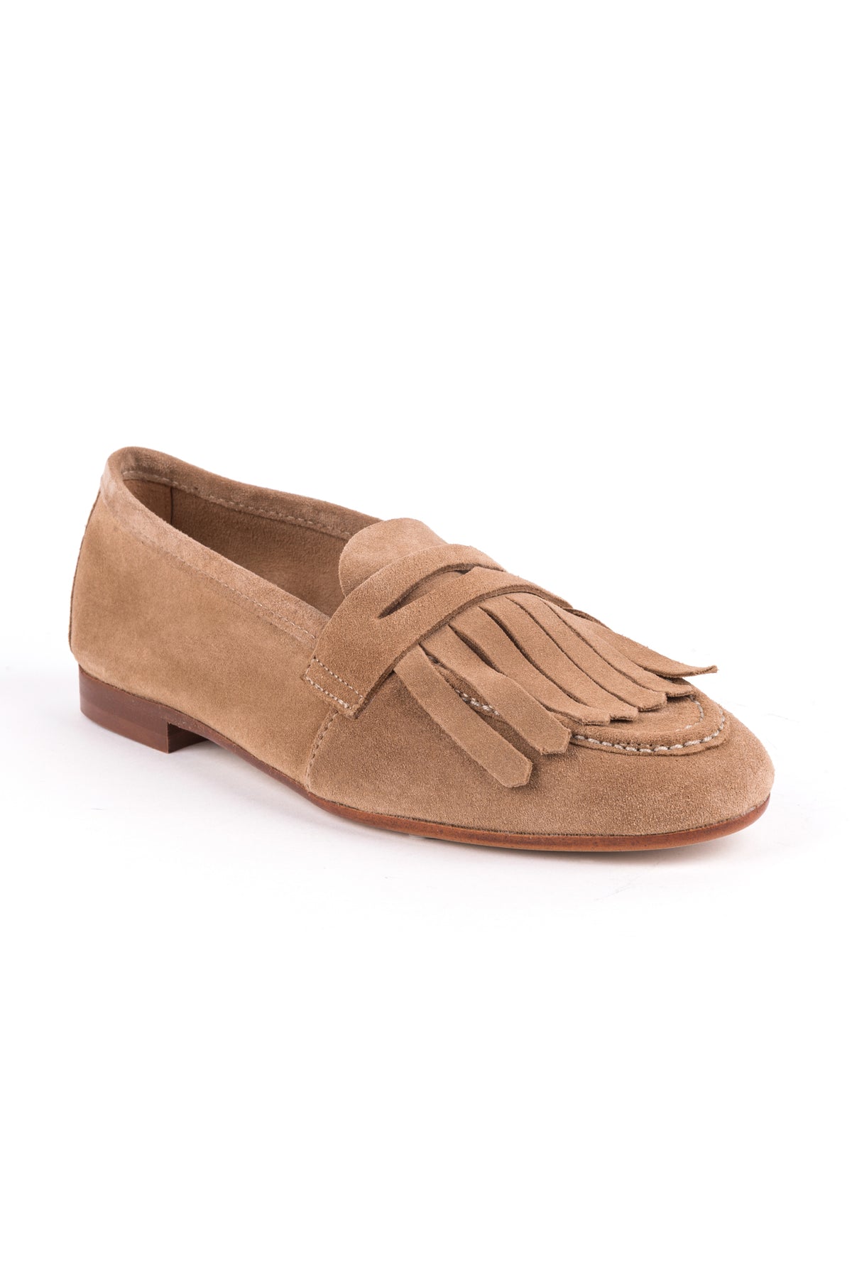 Mocassim em croute toupeira com franjas, salto raso de 1 cm e bico redondo