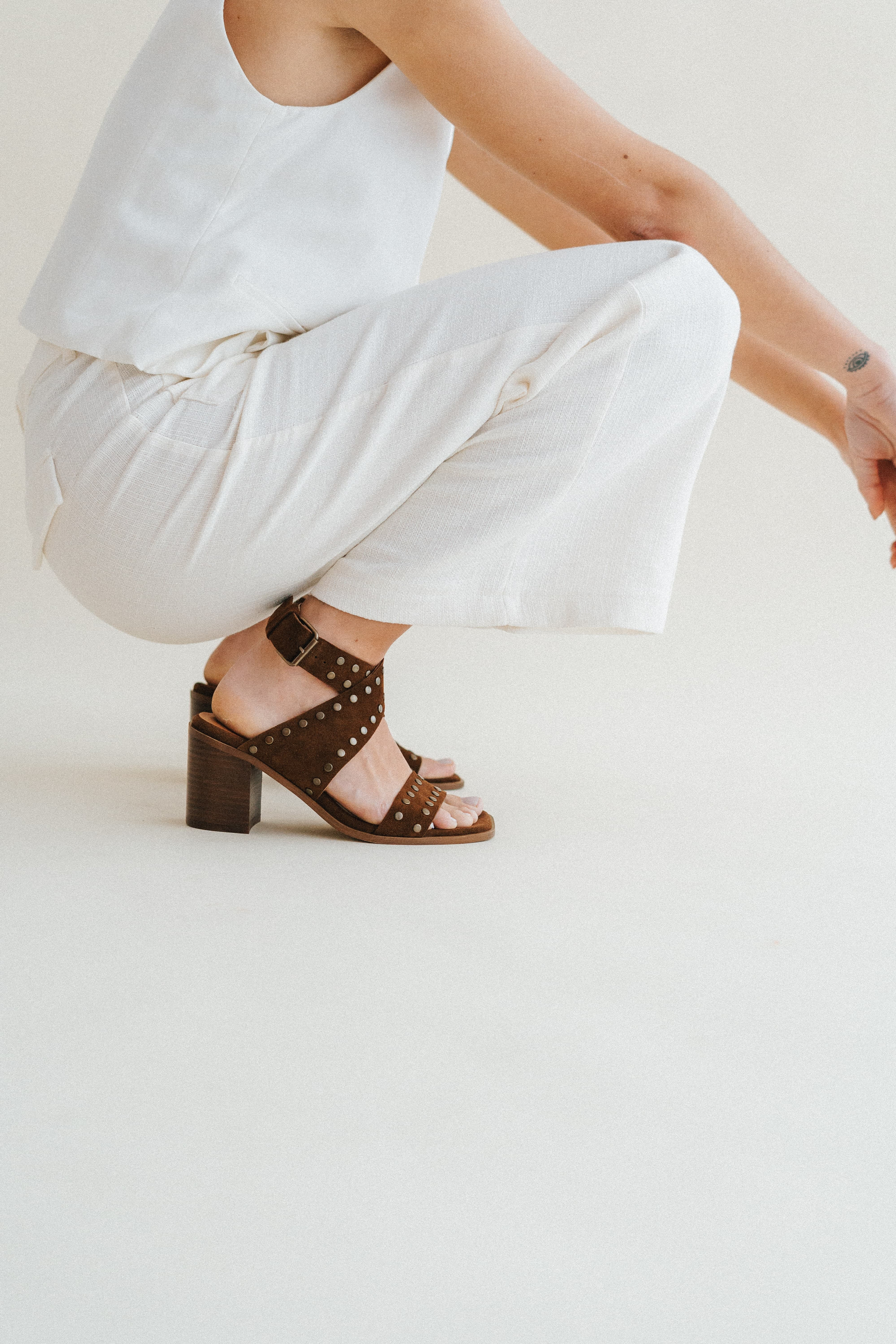 Sandália salto alto em camurça