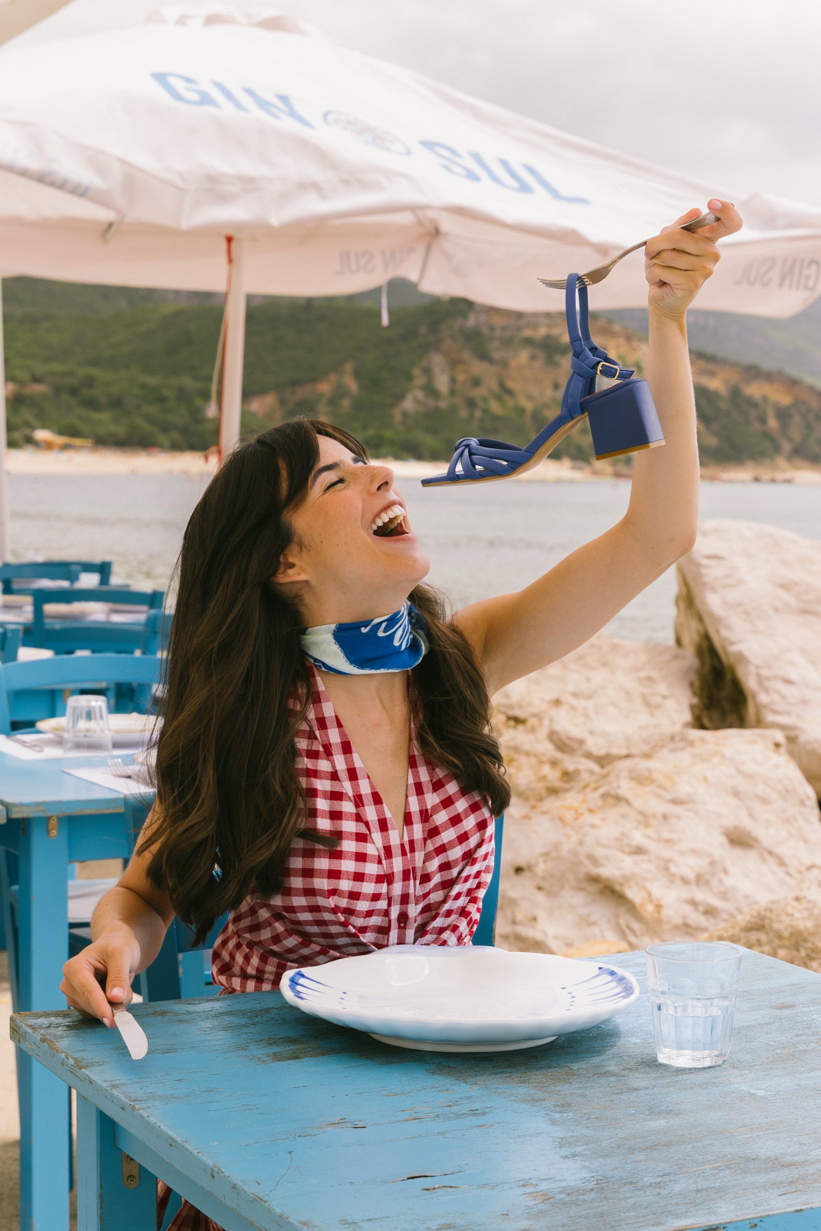 Sandálias salto médio em pele