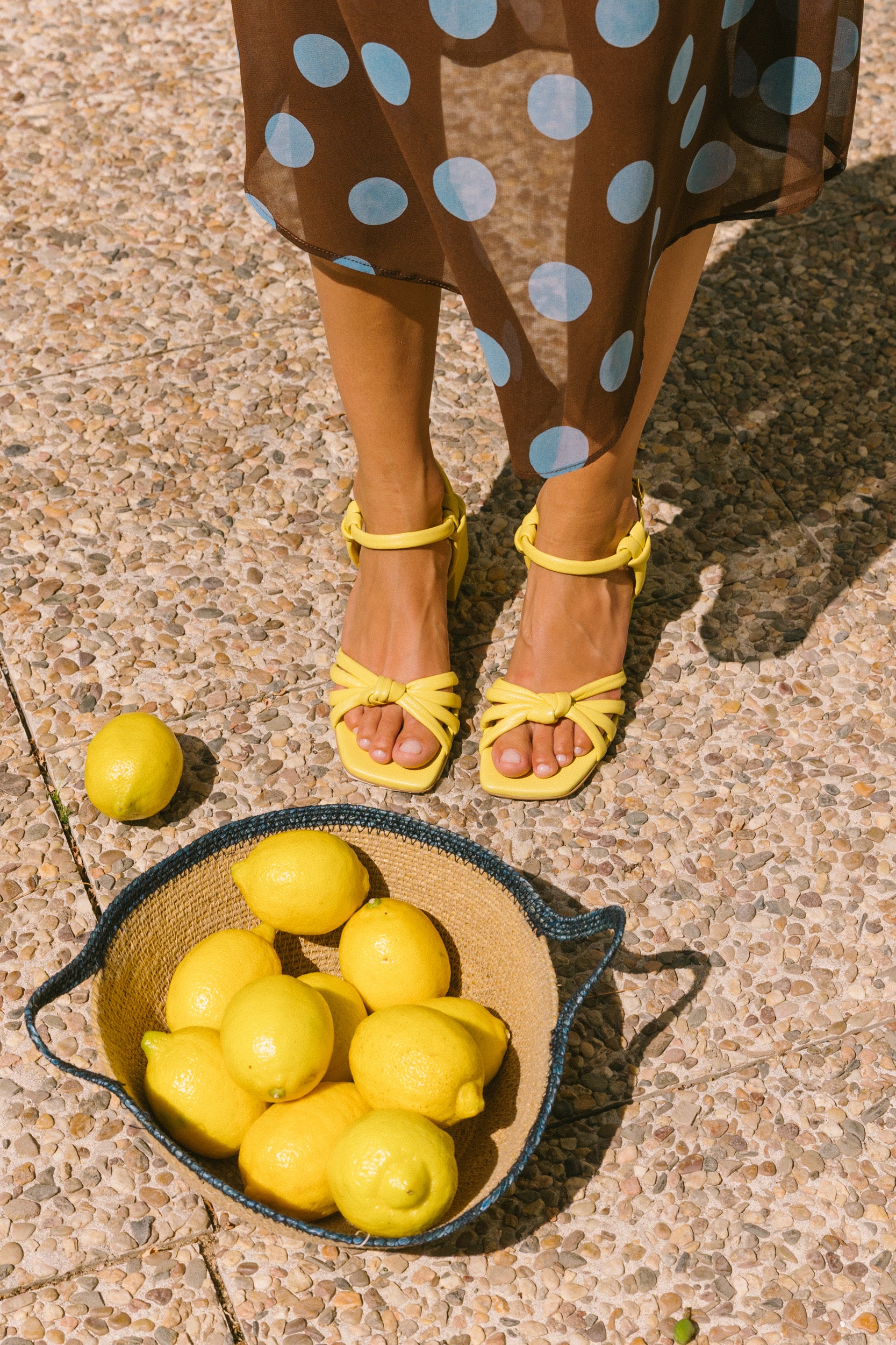 Sandálias salto médio em pele