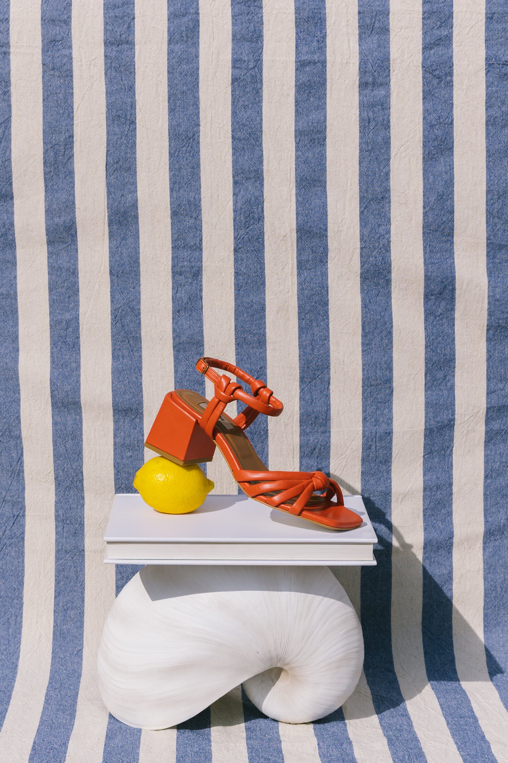 Sandálias salto médio em pele