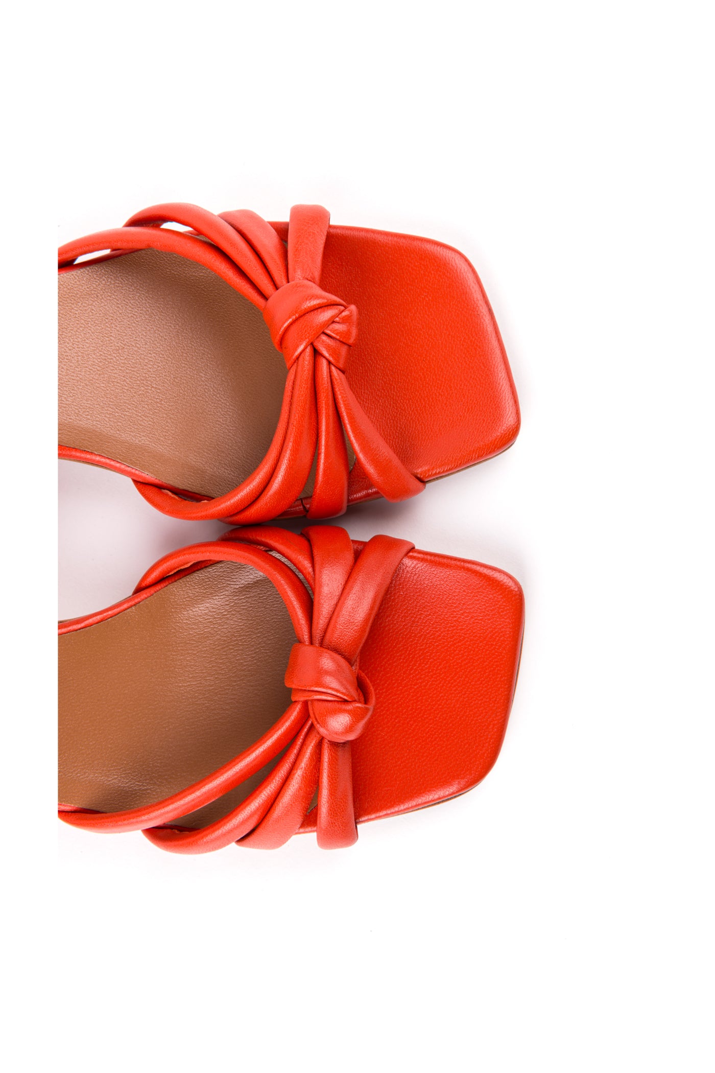 Sandálias salto médio em pele