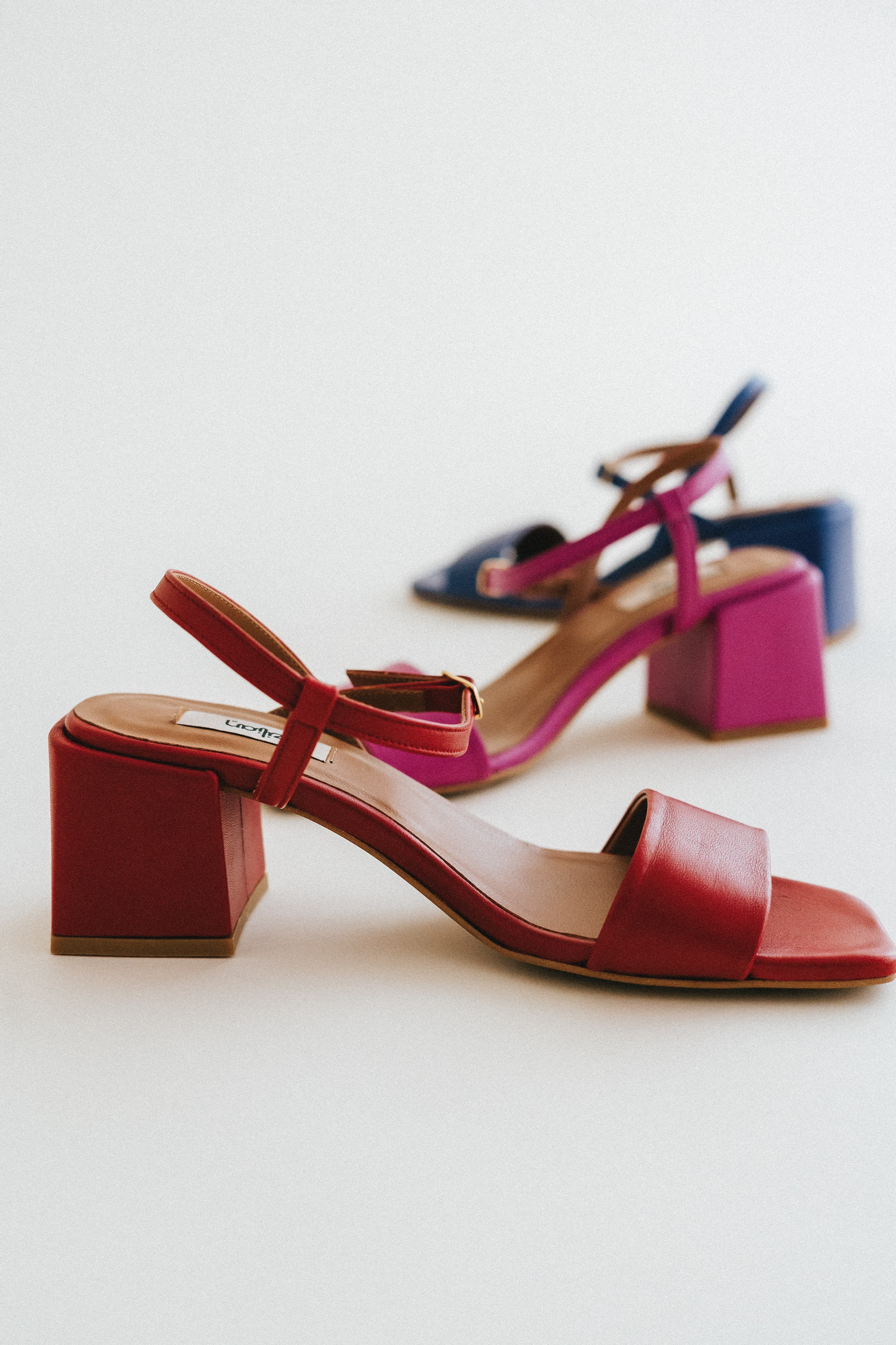 Sandálias salto médio em pele